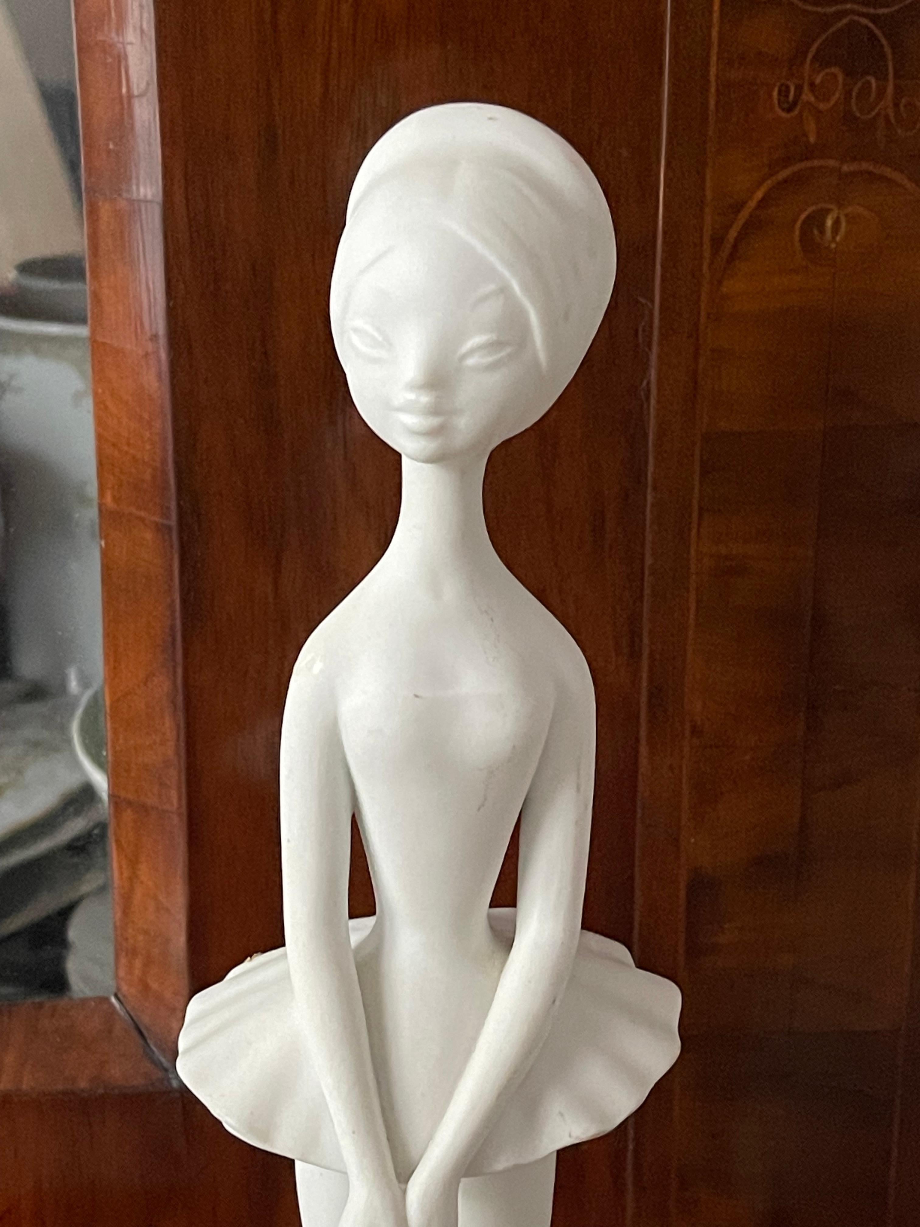 Portoghese Scultura di ballerina in porcellana del Portogallo Parian in vendita