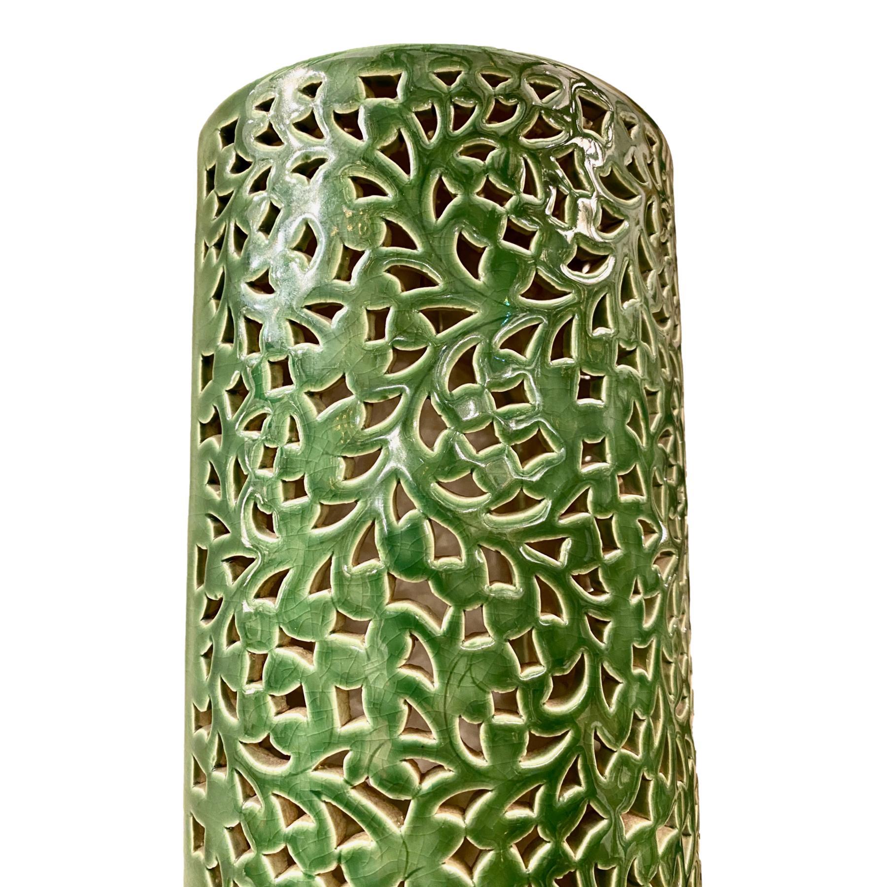 Un'applique in porcellana portoghese smaltata verde traforata degli anni '50 circa con luci interne.

Misure:
Altezza 16