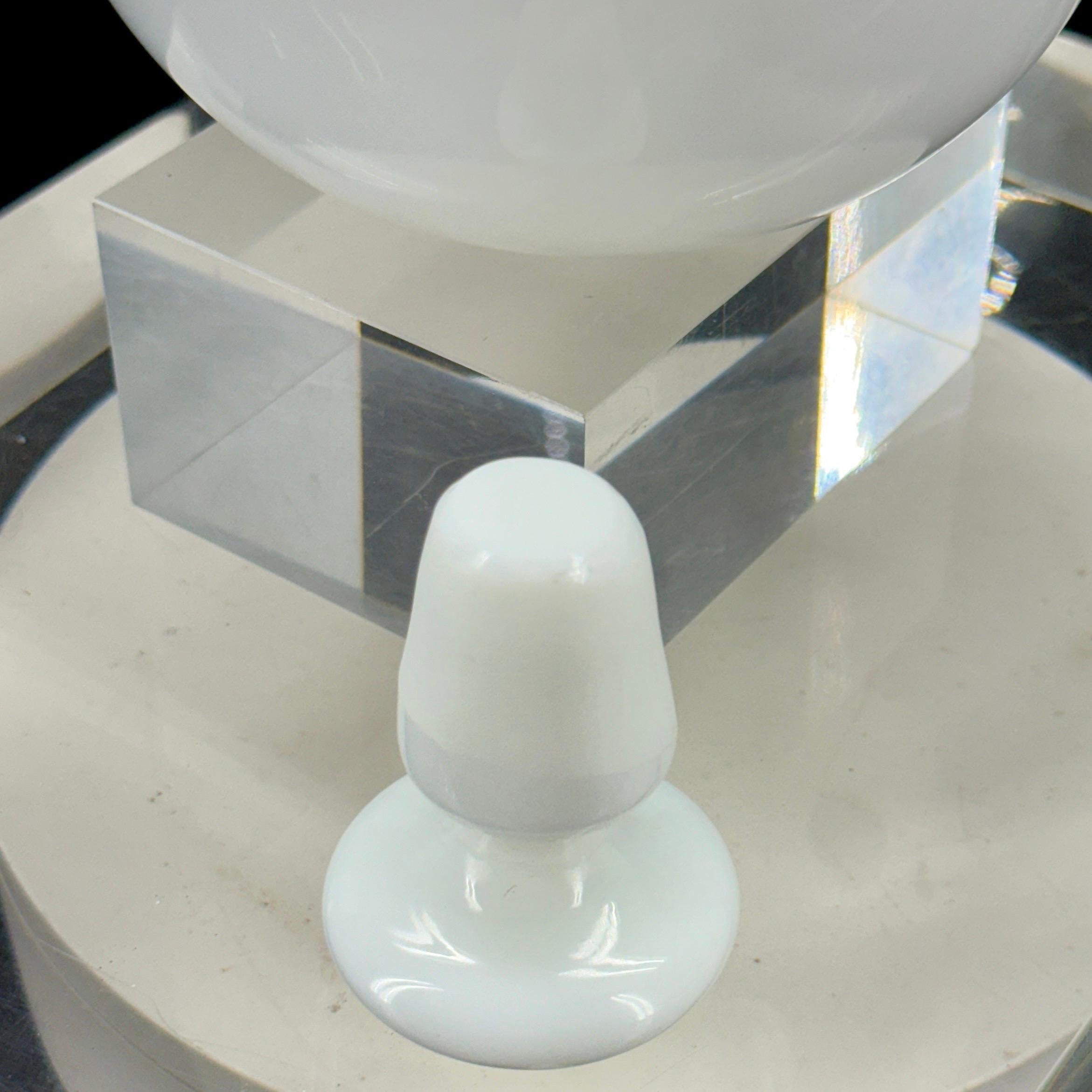 Decantador de cristal opalino blanco portugués con tapa maciza en venta 2