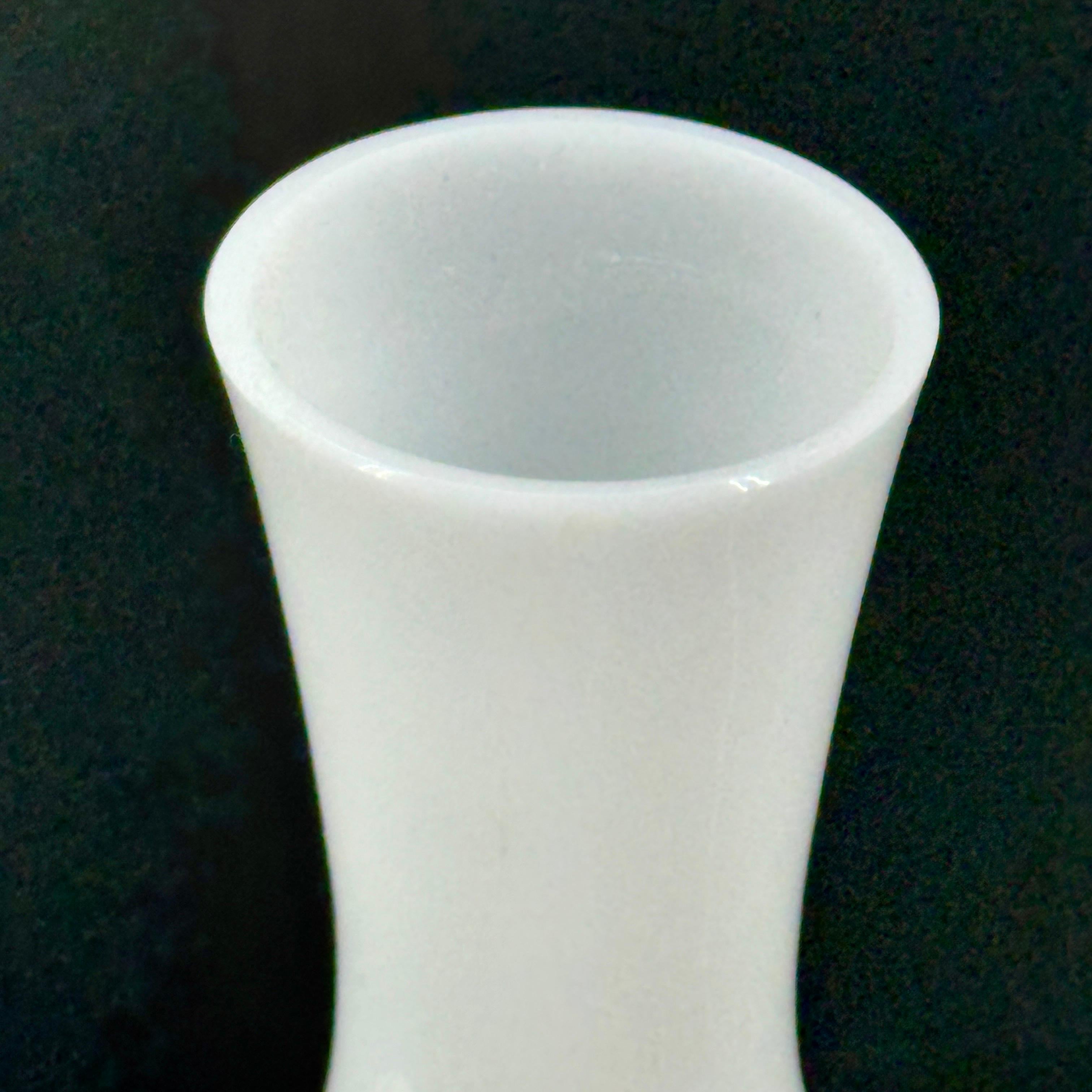 Decantador de cristal opalino blanco portugués con tapa maciza en venta 3