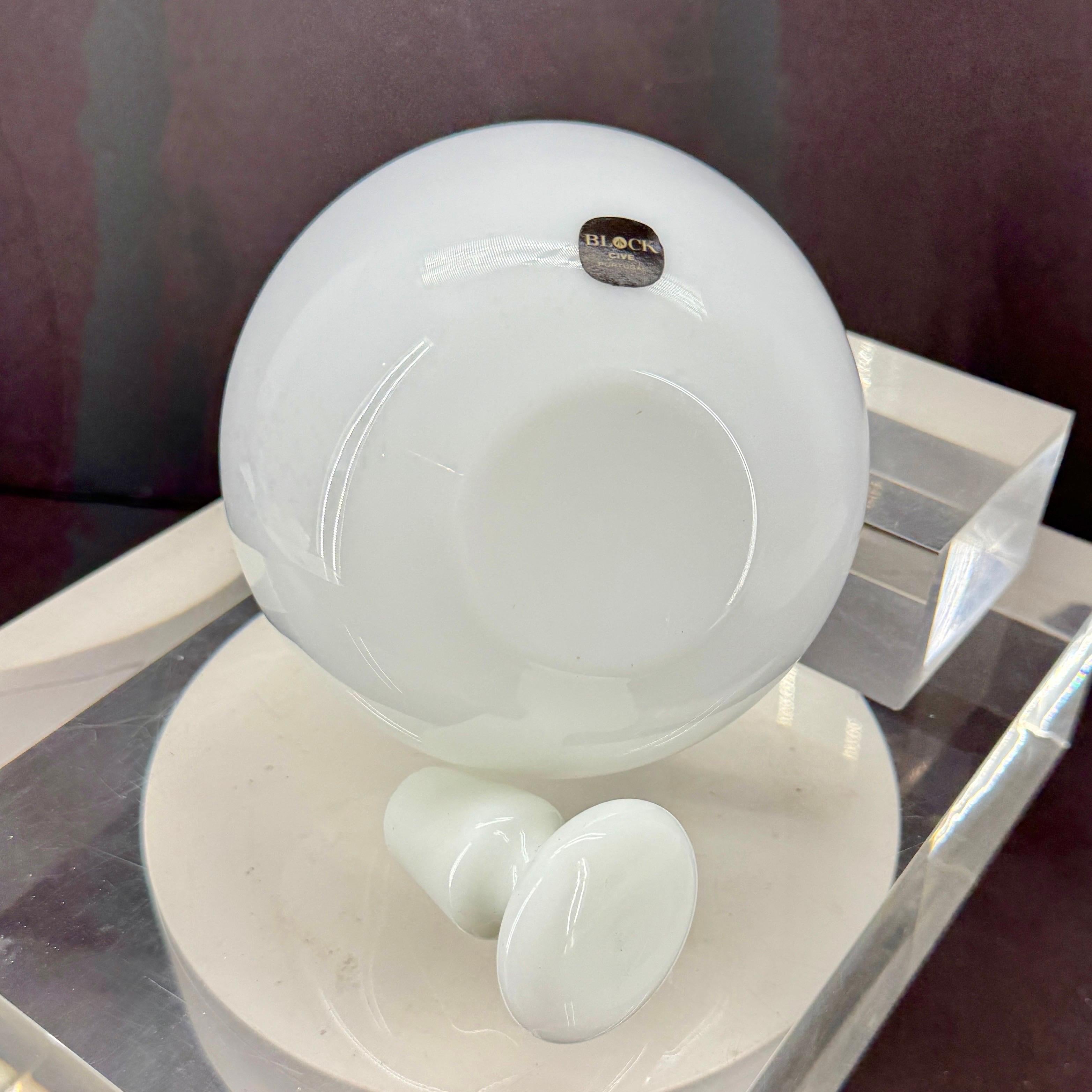 Decantador de cristal opalino blanco portugués con tapa maciza en venta 4