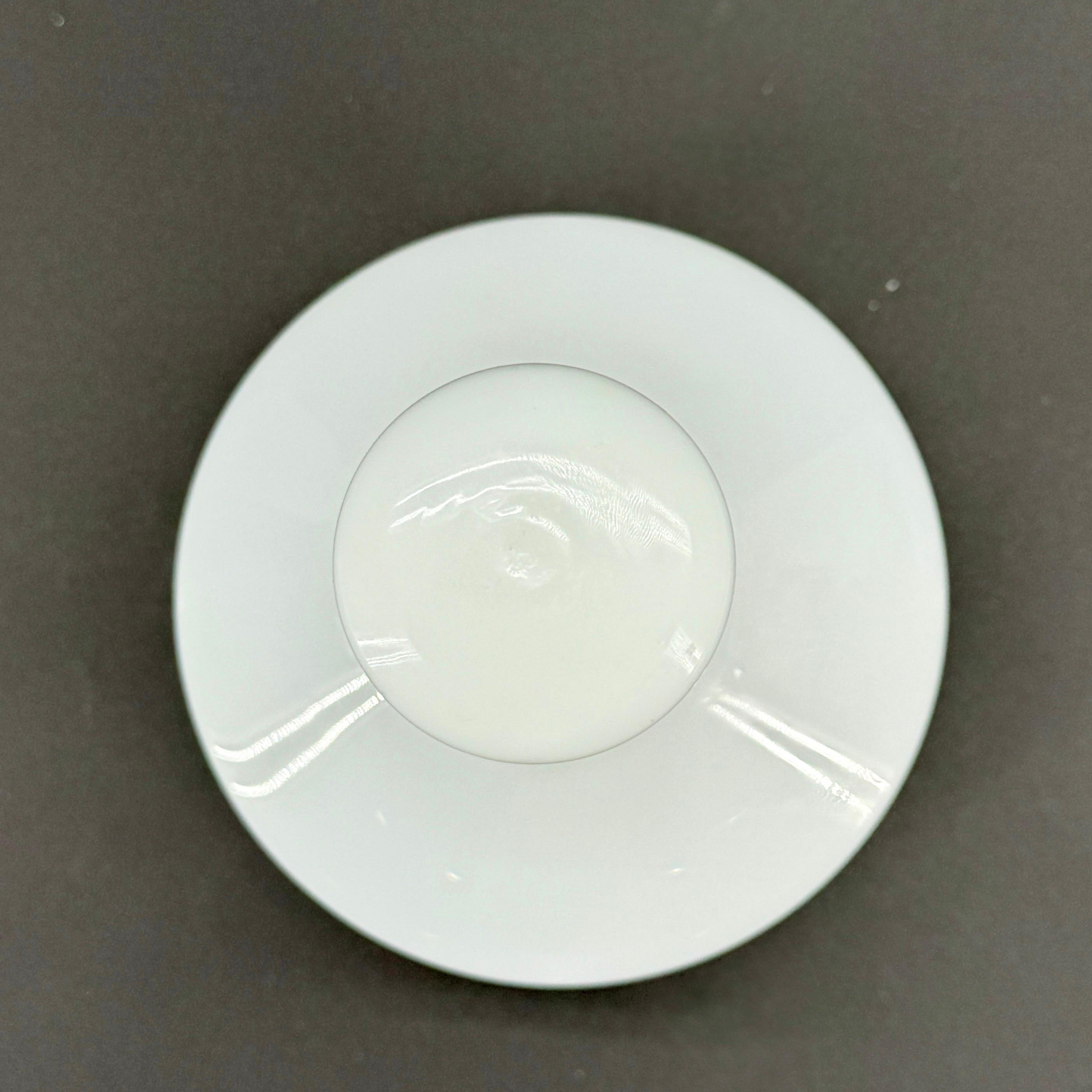 Decantador de cristal opalino blanco portugués con tapa maciza en venta 6