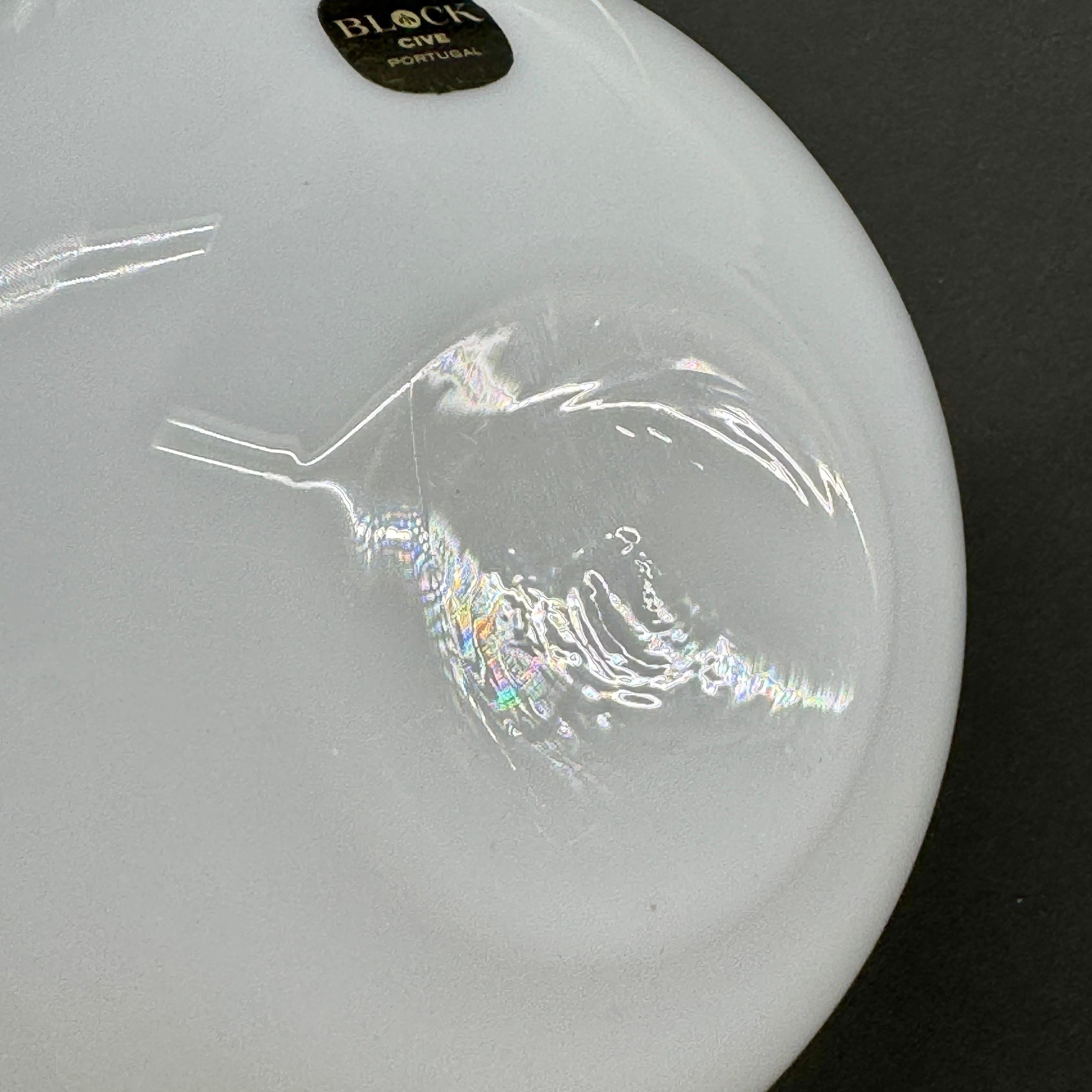 Decantador de cristal opalino blanco portugués con tapa maciza en venta 7