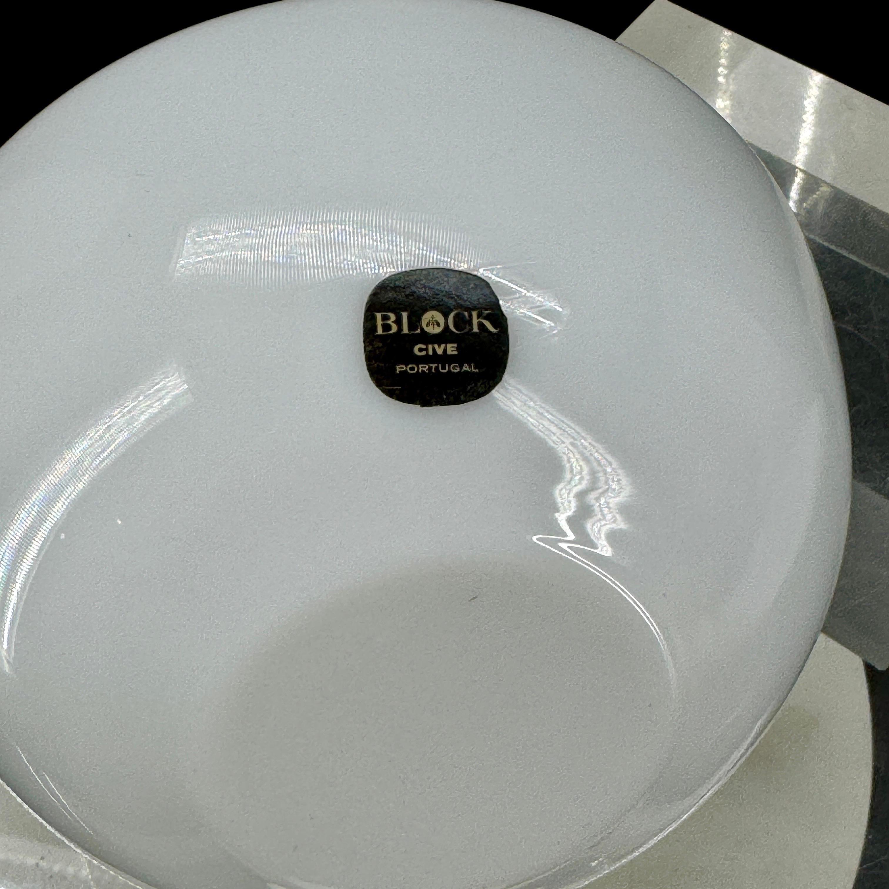 Decantador de cristal opalino blanco portugués con tapa maciza en venta 8