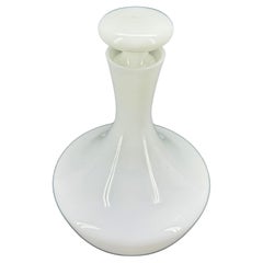 Decantador de cristal opalino blanco portugués con tapa maciza