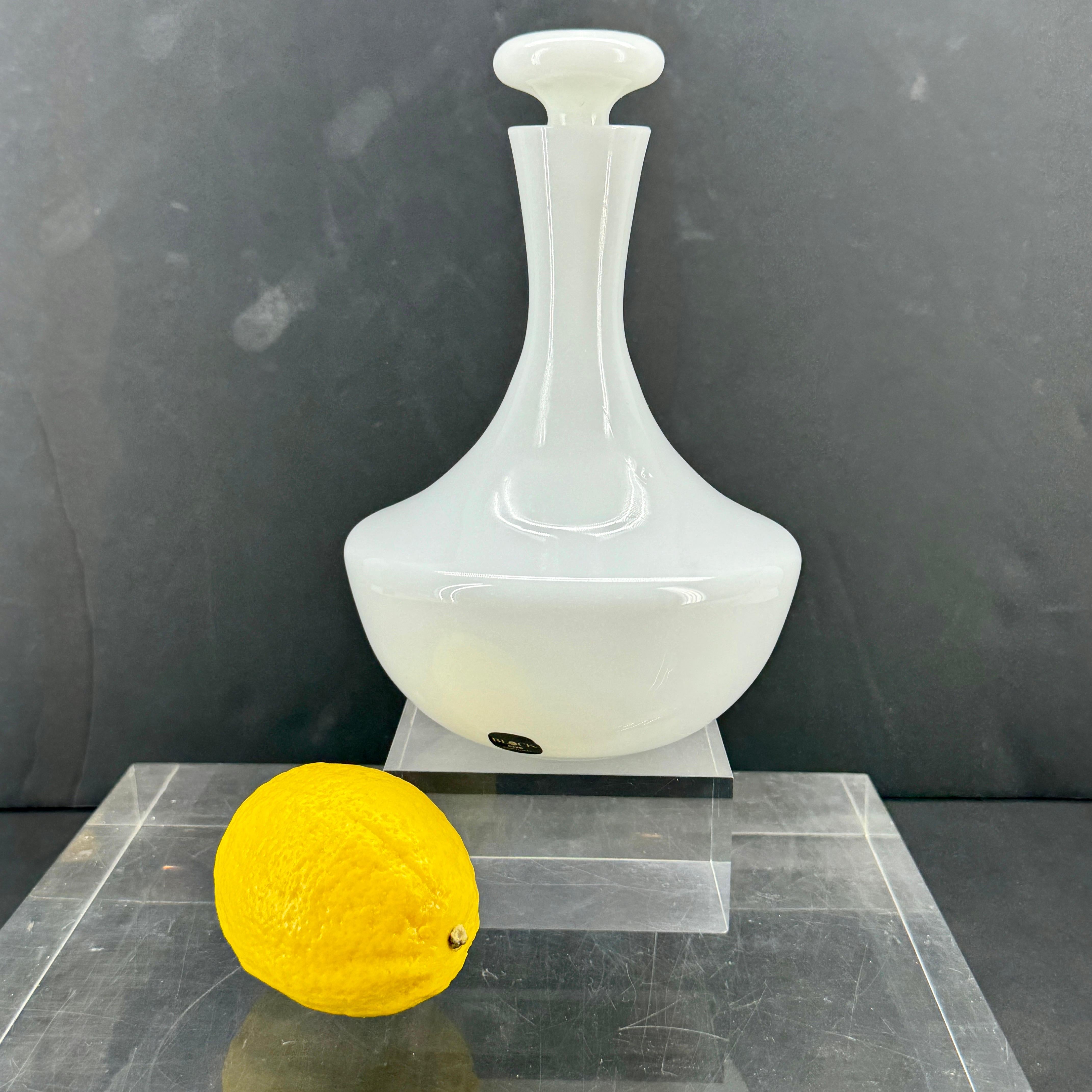 Decantador de cristal opalino blanco portugués con tapa maciza Moderno de mediados de siglo en venta