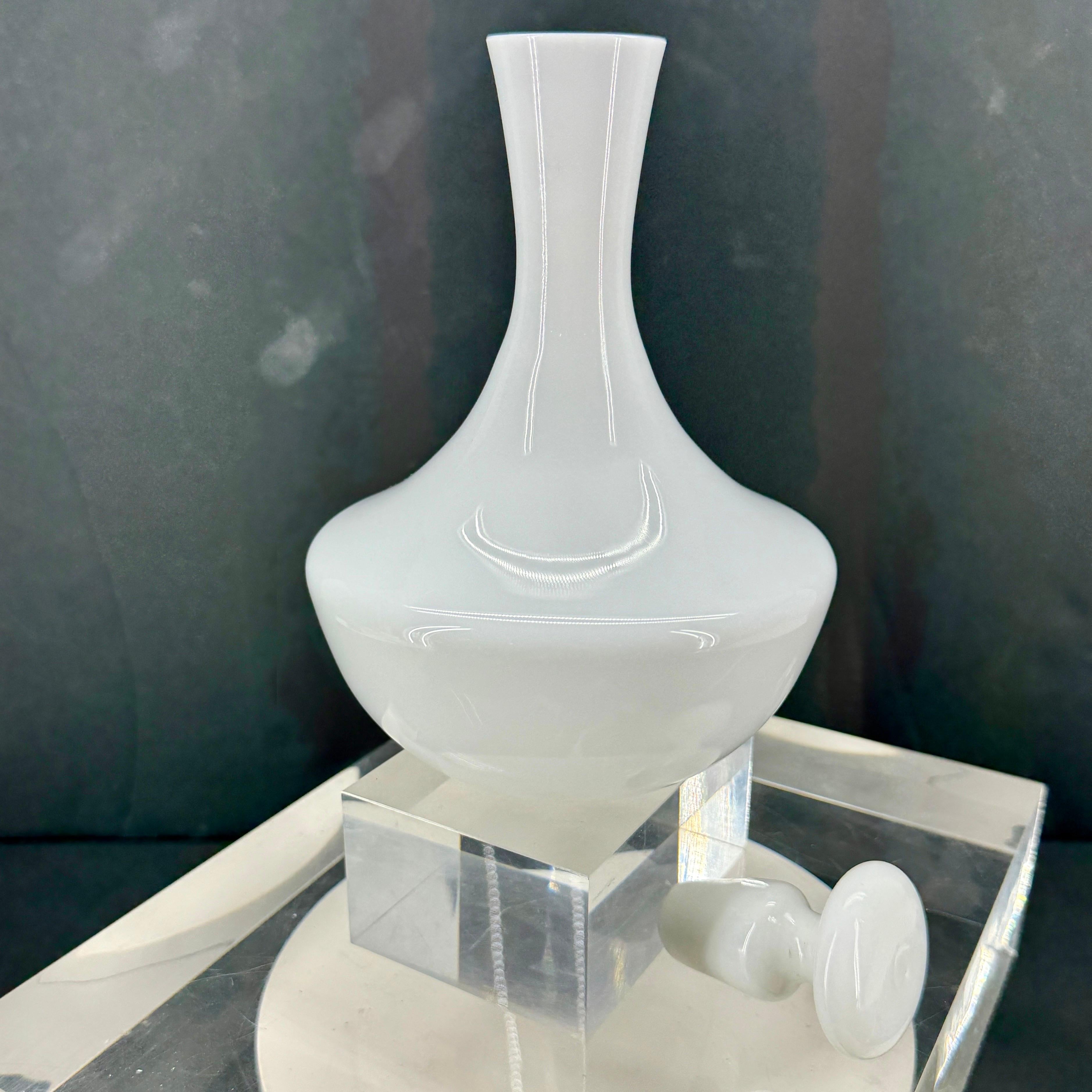 Decantador de cristal opalino blanco portugués con tapa maciza Vidrio opalino en venta