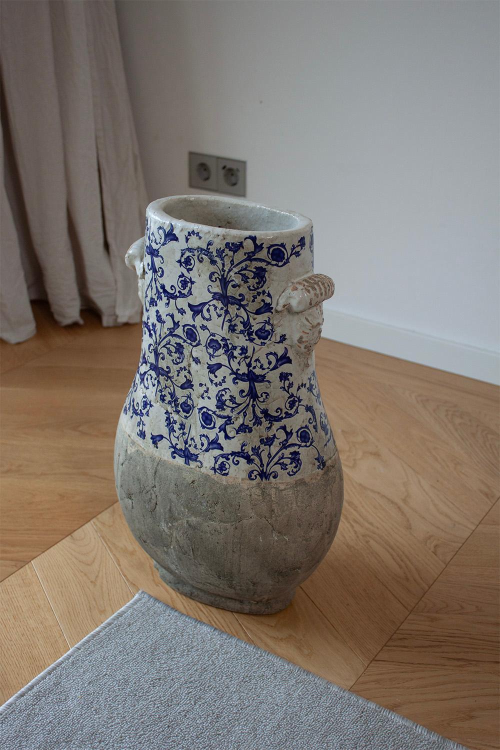 XX secolo 2 Vaso grande in ceramica portoghese e piastrelle blu e bianche in vendita