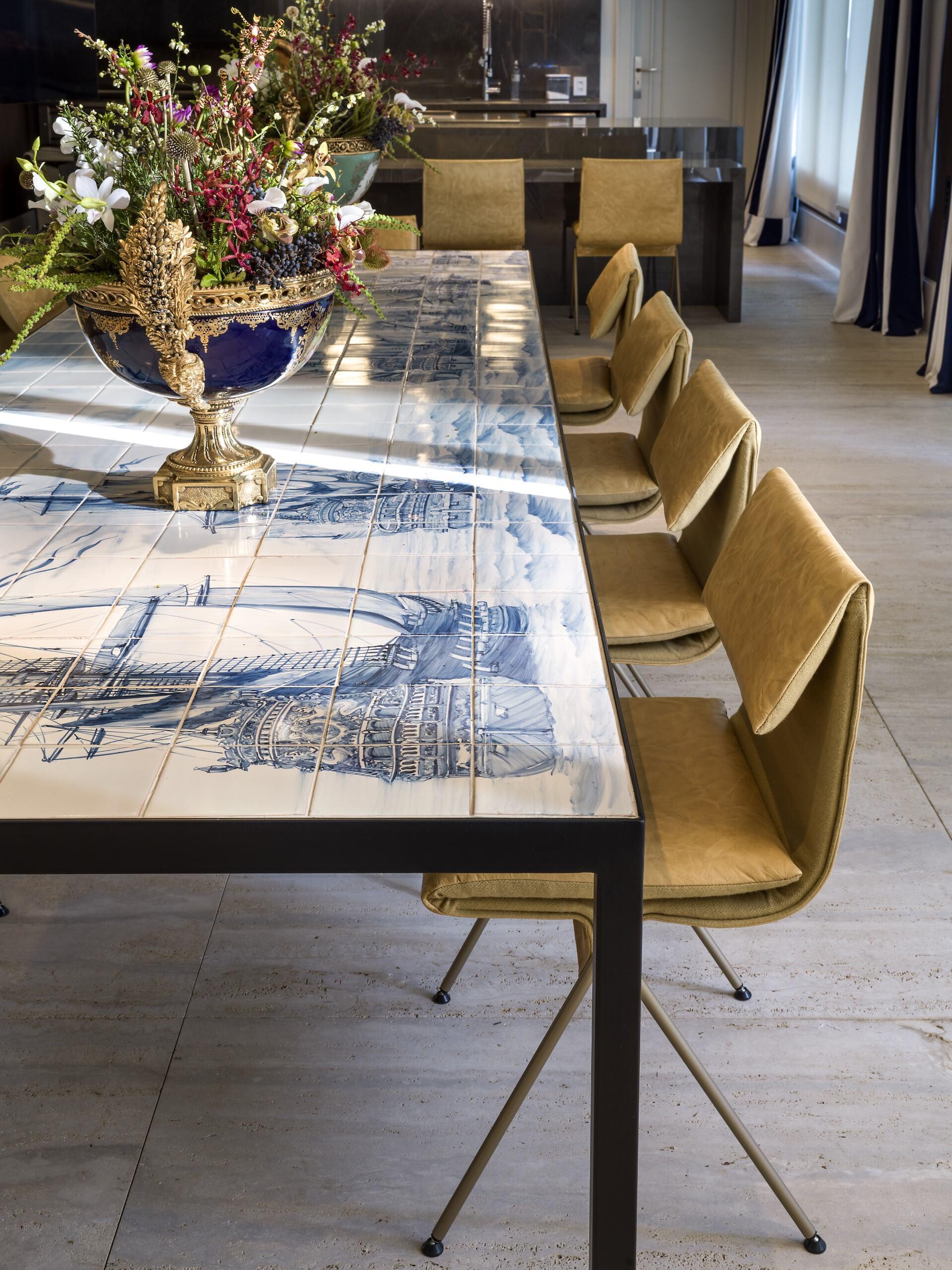 Portuguesa com Certeza Table by Marcio Kogan - Table en métal et tuiles peintes à la main en vente 2