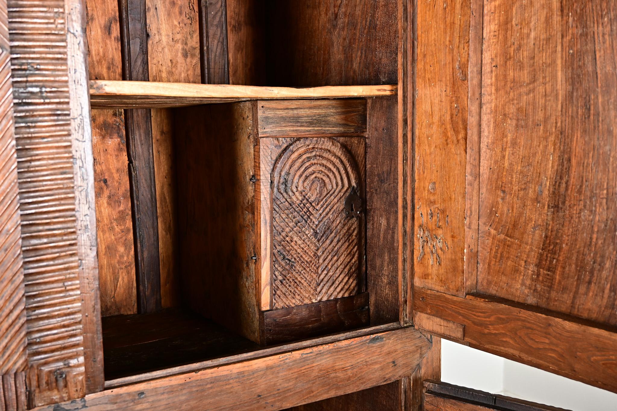 Portugiesisches Kabinett aus massivem Kastanienholz, 18. im Angebot 5