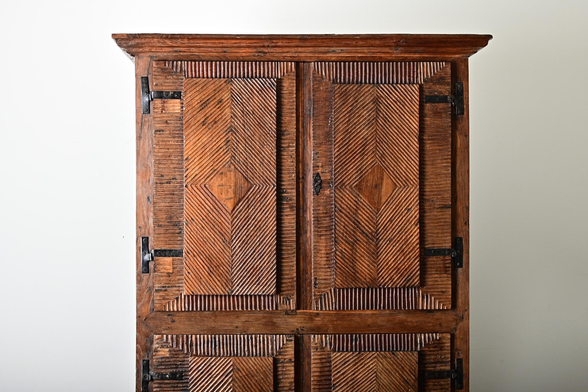 Portugiesisches Kabinett aus massivem Kastanienholz, 18. (Sonstiges) im Angebot