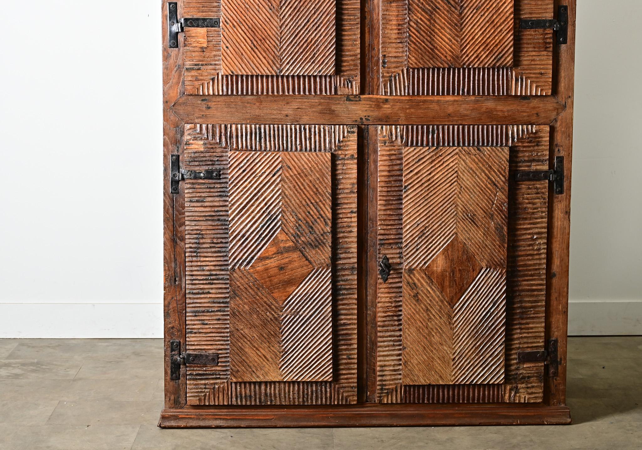 Portugiesisches Kabinett aus massivem Kastanienholz, 18. (Geschnitzt) im Angebot