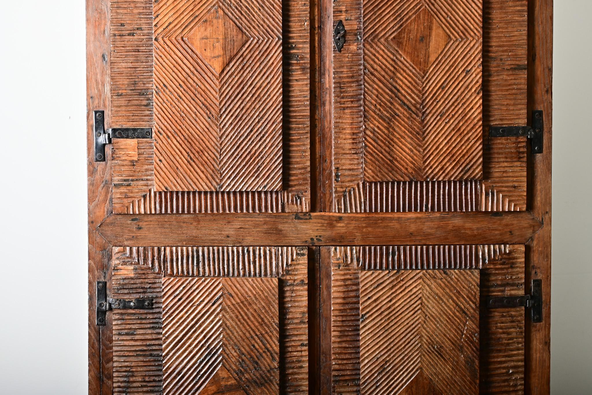 Portugiesisches Kabinett aus massivem Kastanienholz, 18. im Zustand „Gut“ im Angebot in Baton Rouge, LA