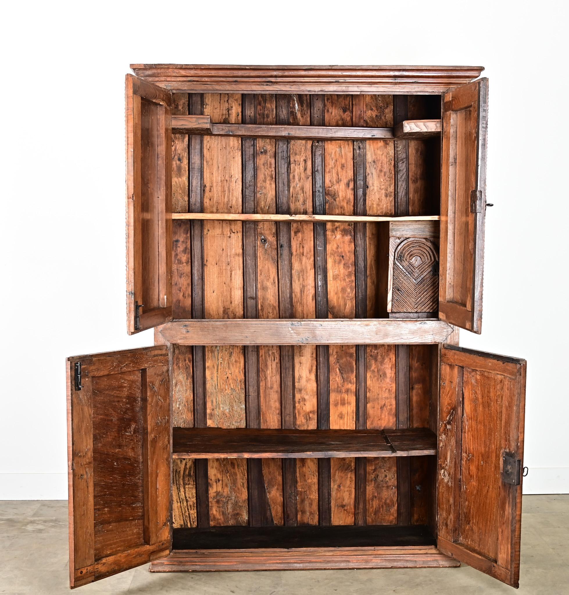 Portugiesisches Kabinett aus massivem Kastanienholz, 18. (Eisen) im Angebot