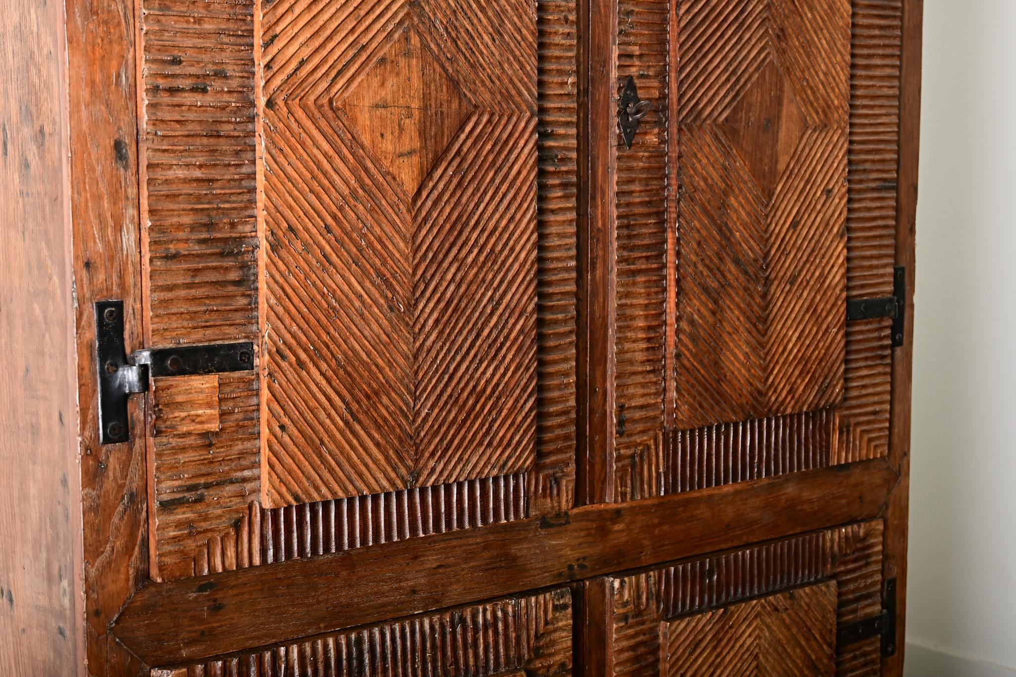 Portugiesisches Kabinett aus massivem Kastanienholz, 18. im Angebot 1