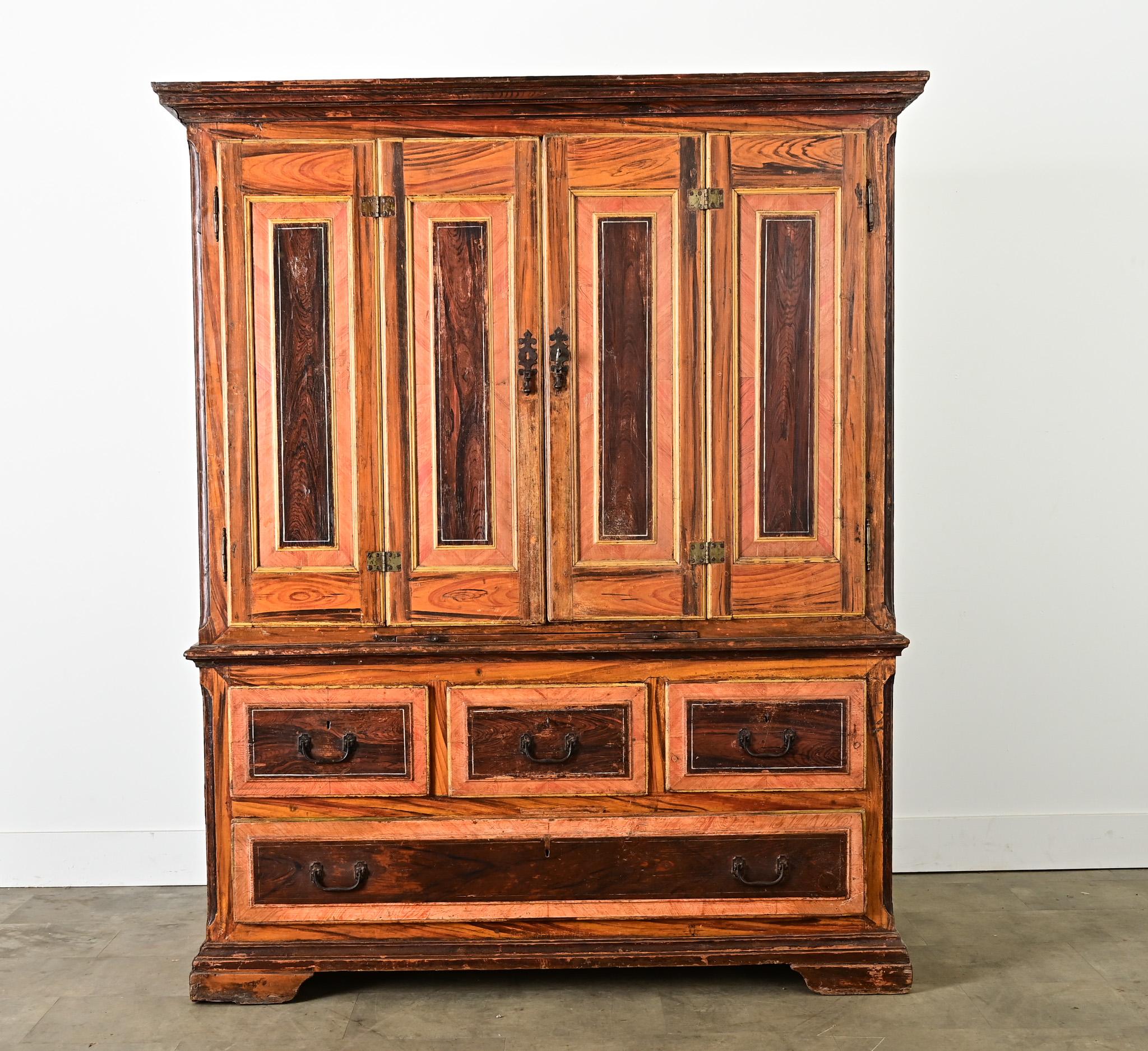 Un eccezionale mobile portoghese del XVIII secolo con esterno dipinto in faux bois per imitare i legni esotici delle colonie, come il palissandro e il mogano, che cattura sapientemente le loro venature e tonalità uniche per diventare un'opera d'arte