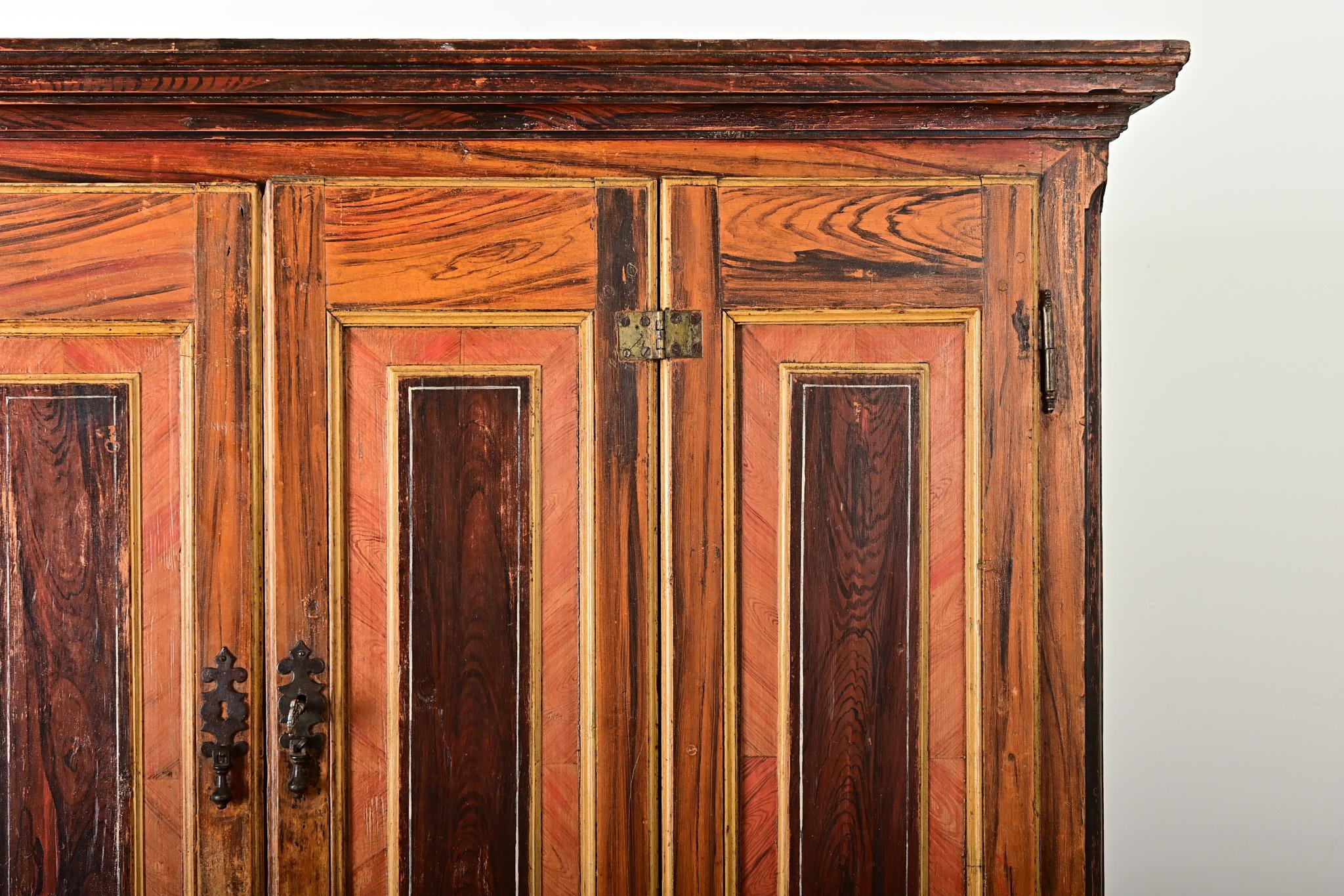 Faux Bois Armadio portoghese dipinto in Boi del XVIII secolo in vendita