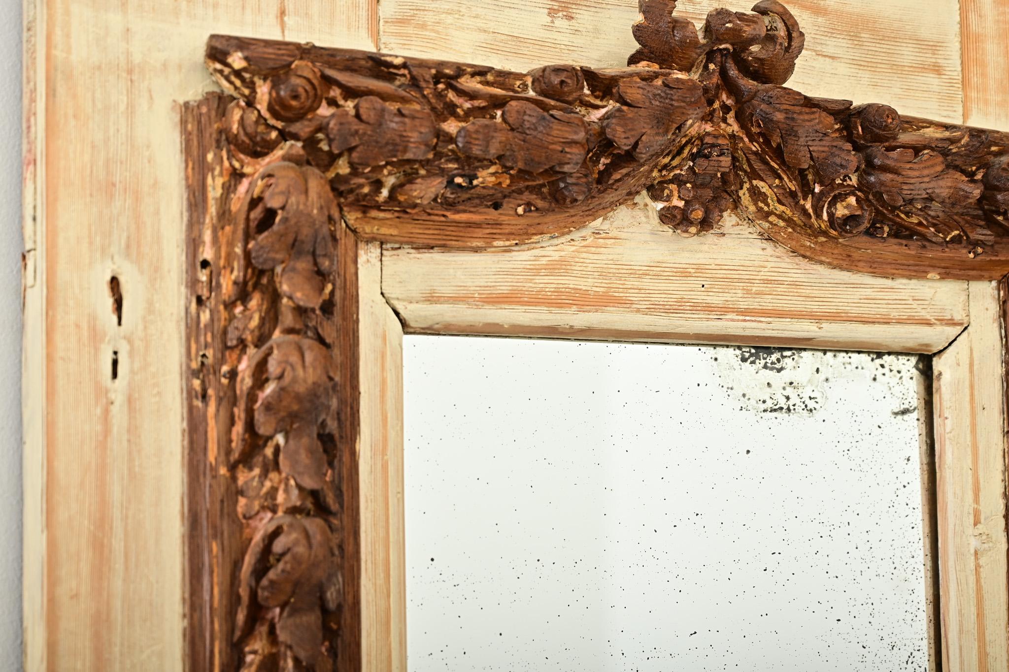 Portuguese 18th Century Gilded Carved Oak Mirror on Painted Backboard For Sale 4