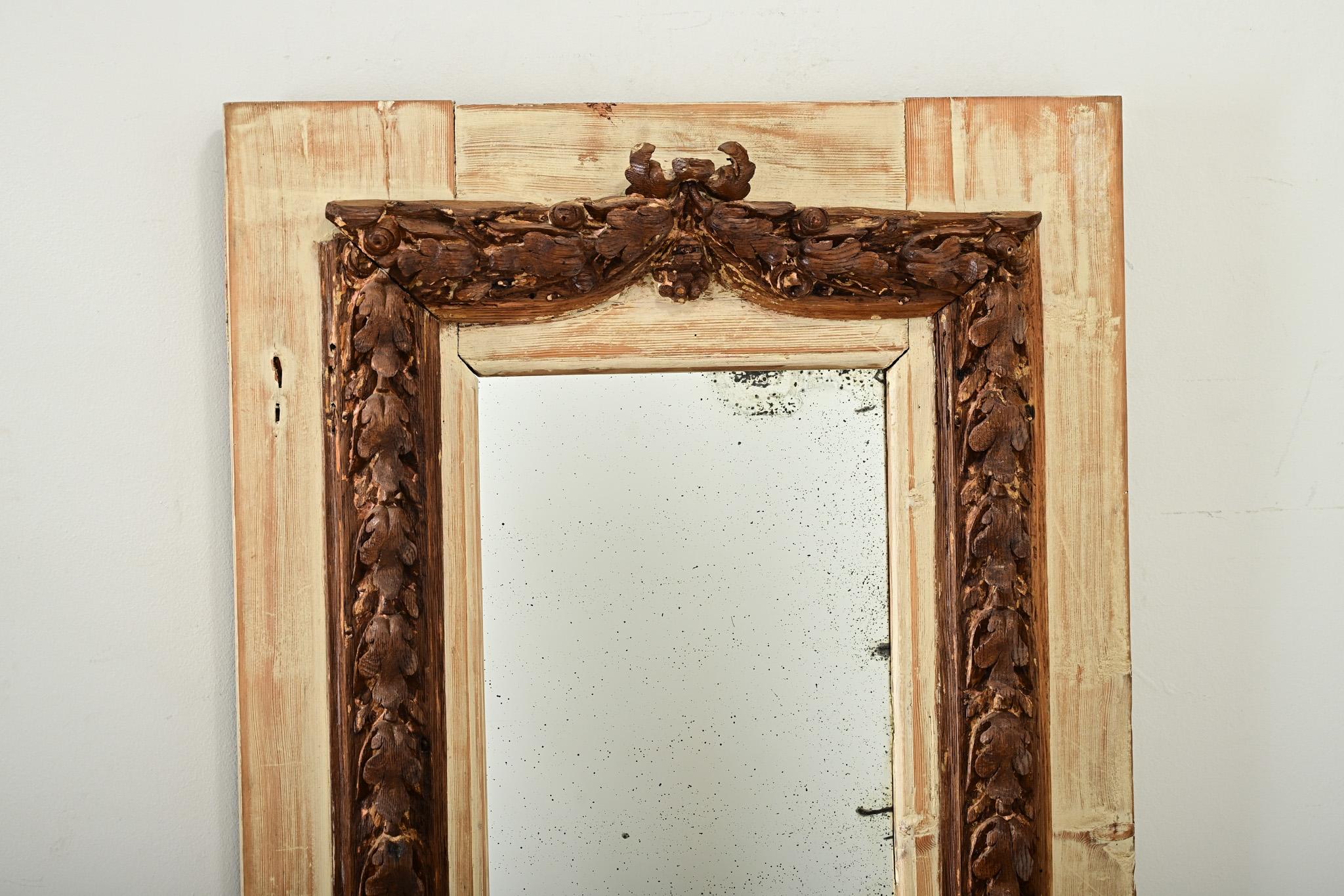 Portuguese 18th Century Gilded Carved Oak Mirror on Painted Backboard In Good Condition For Sale In Baton Rouge, LA