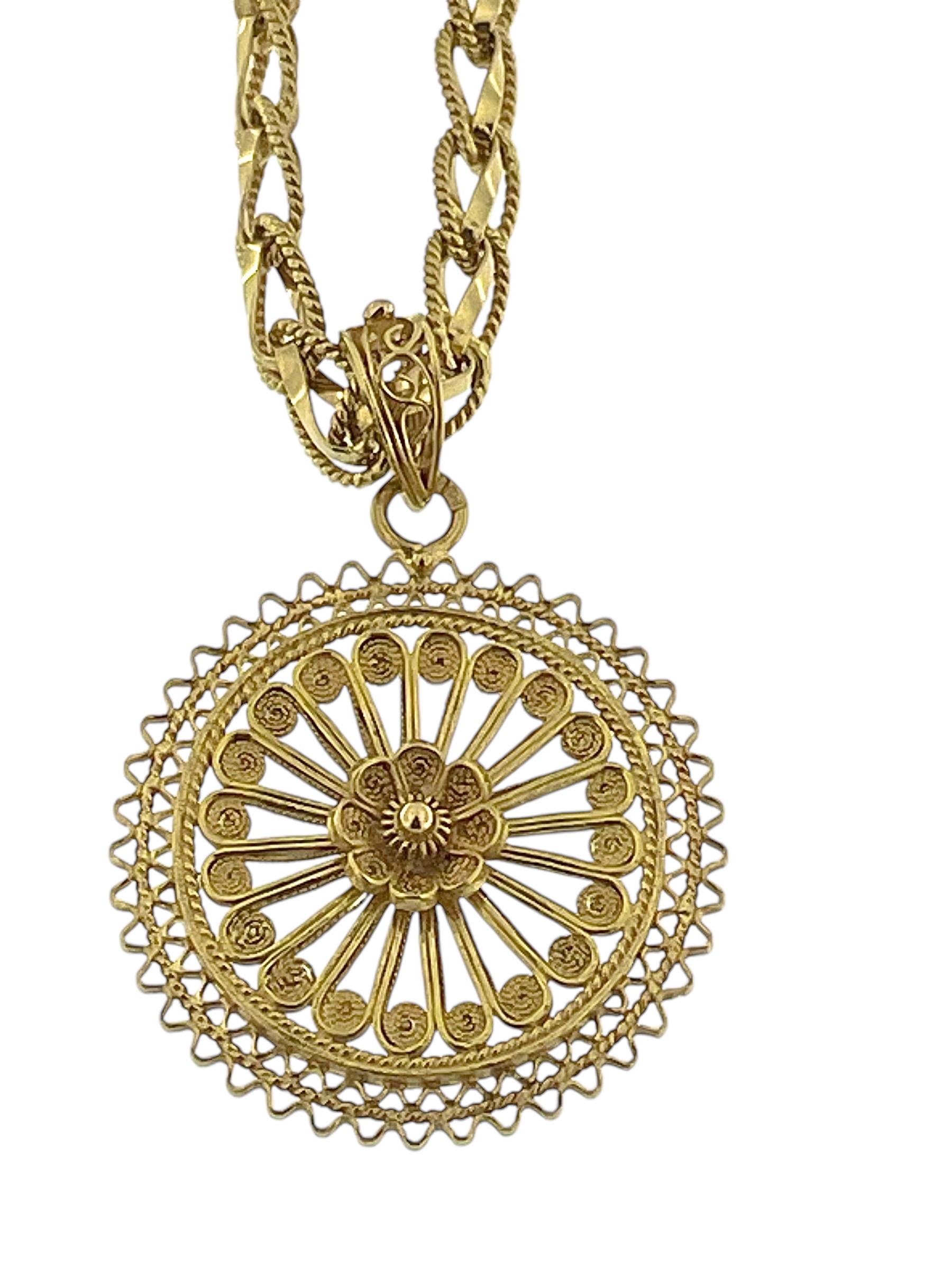 Abmessungen: 
Länge der Kette : 45.5cm
Kette Breite : 0.7cm

Länge des Anhängers: 3,7 cm
Durchmesser des Anhängers: 2,7 cm
Breite des Anhängers: 0,5 cm

Diese portugiesische Halskette ist eine atemberaubende Darstellung traditioneller