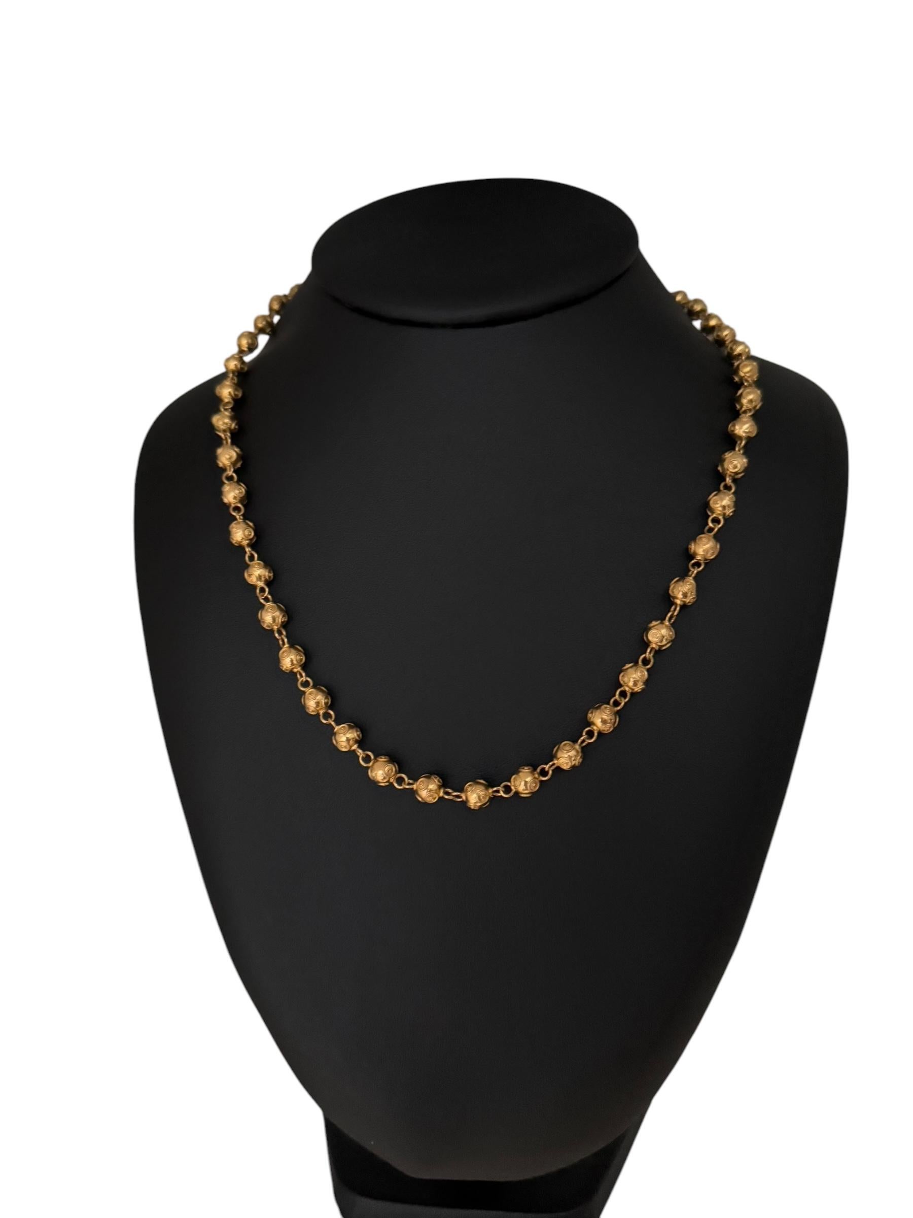 Entrez dans le monde de l'élégance intemporelle et de l'héritage culturel avec cet exquis collier traditionnel portugais en or jaune 19 carats. Véritable chef-d'œuvre d'artisanat, ce collier incarne les riches traditions de la joaillerie portugaise,