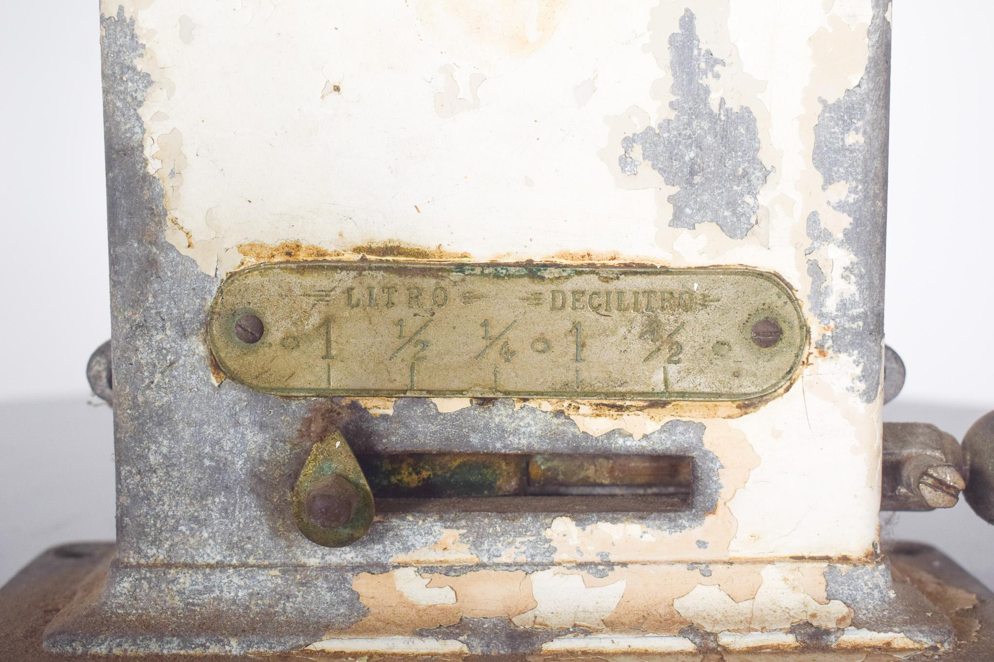 20ième siècle Déverseur à l'huile manuel d'olivier portugais ancien en vente