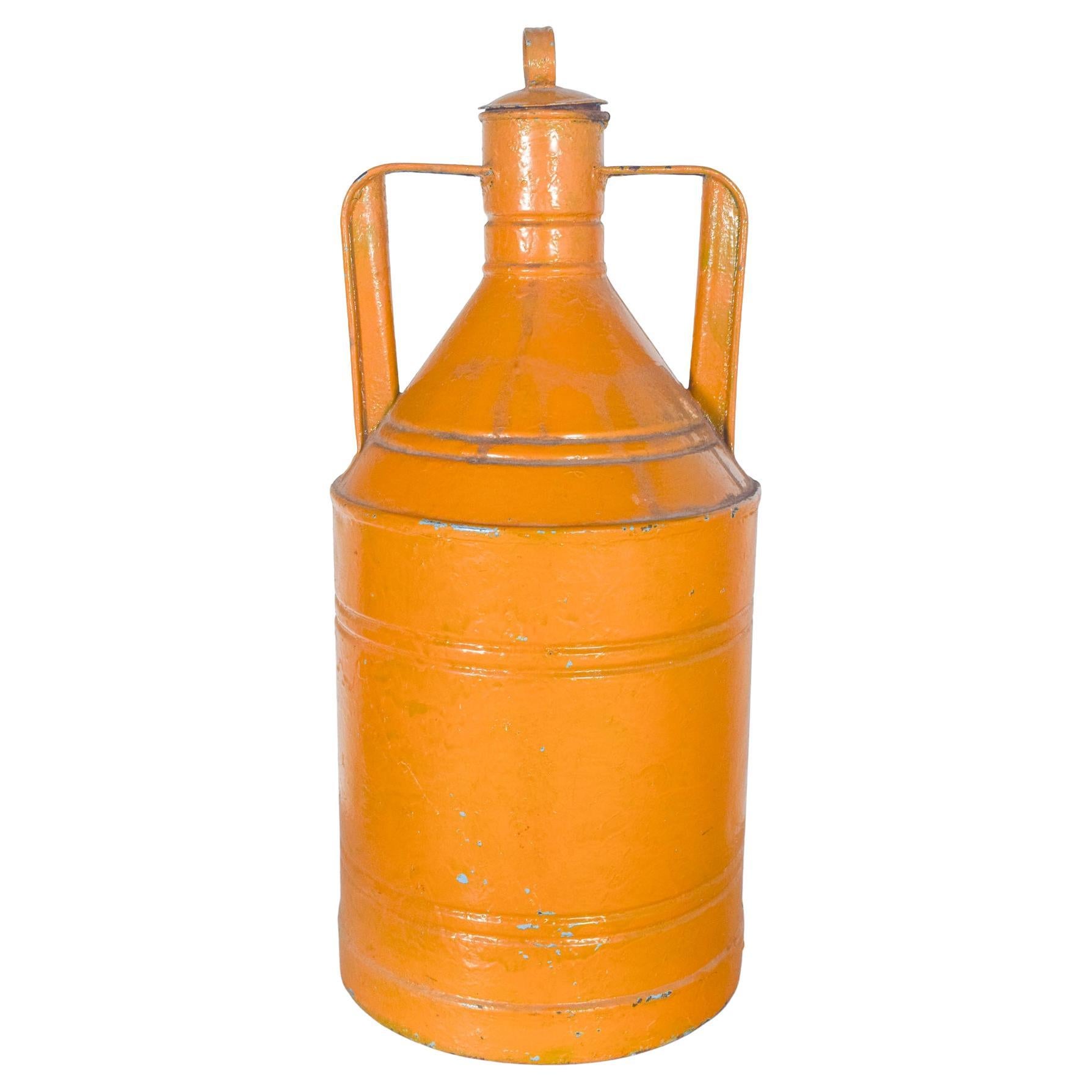 Recipiente de metal antiguo portugués para aceite de oliva
