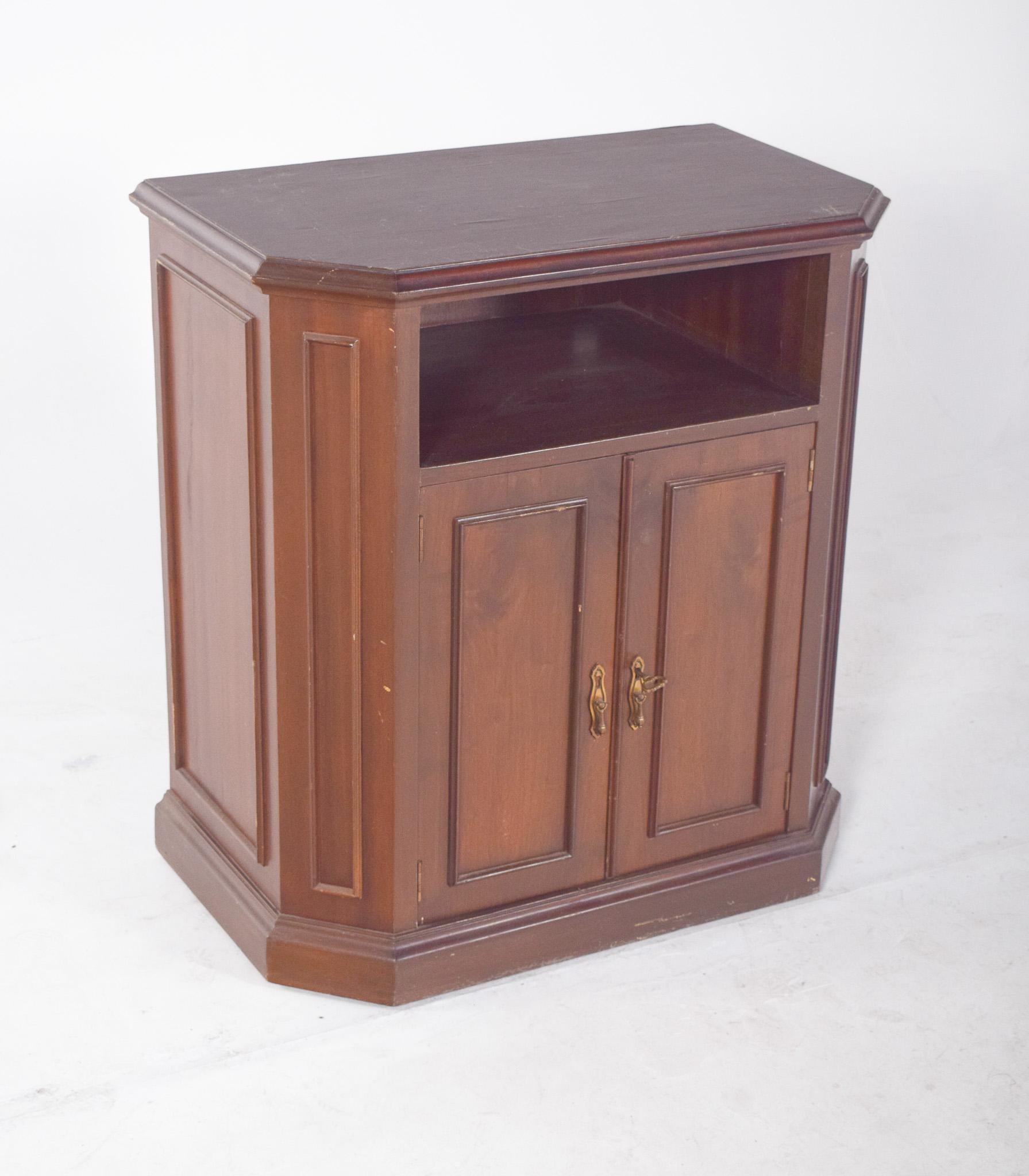 Porta TV. Con un piano rettangolare con angoli smussati, offre un look elegante e diverso. La parte superiore è dotata di una nicchia aperta per ospitare apparecchiature elettroniche come lettori DVD o ricevitori. Al di sotto, ci sono due ante con