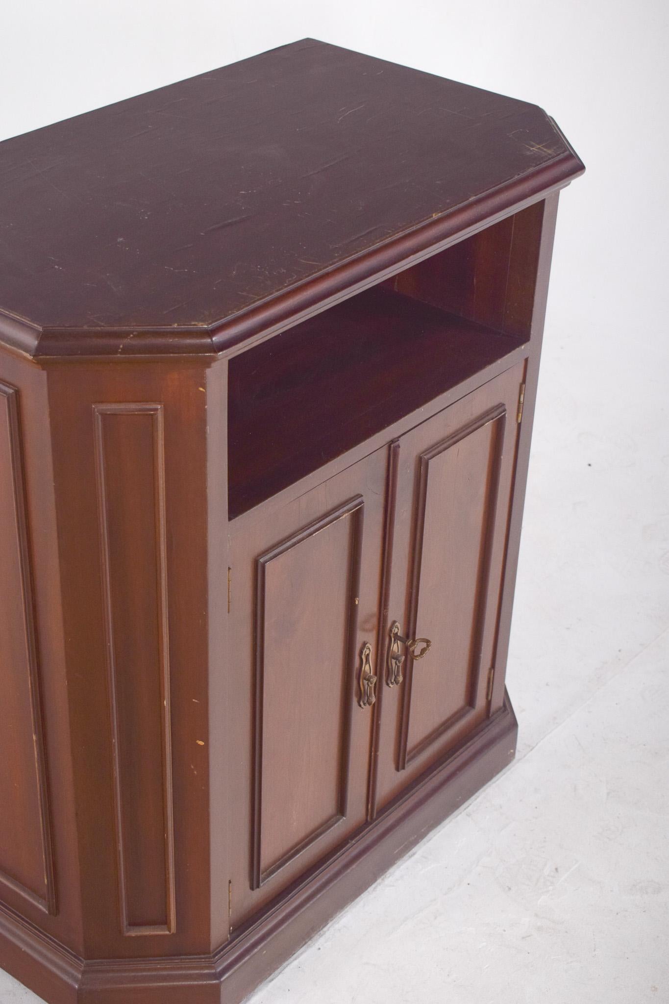 Laccato Mobile TV portoghese in stile antico in Wood in vendita