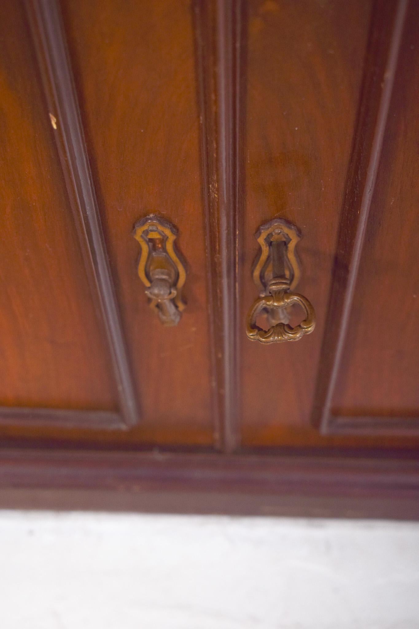 Fine XX secolo Mobile TV portoghese in stile antico in Wood in vendita