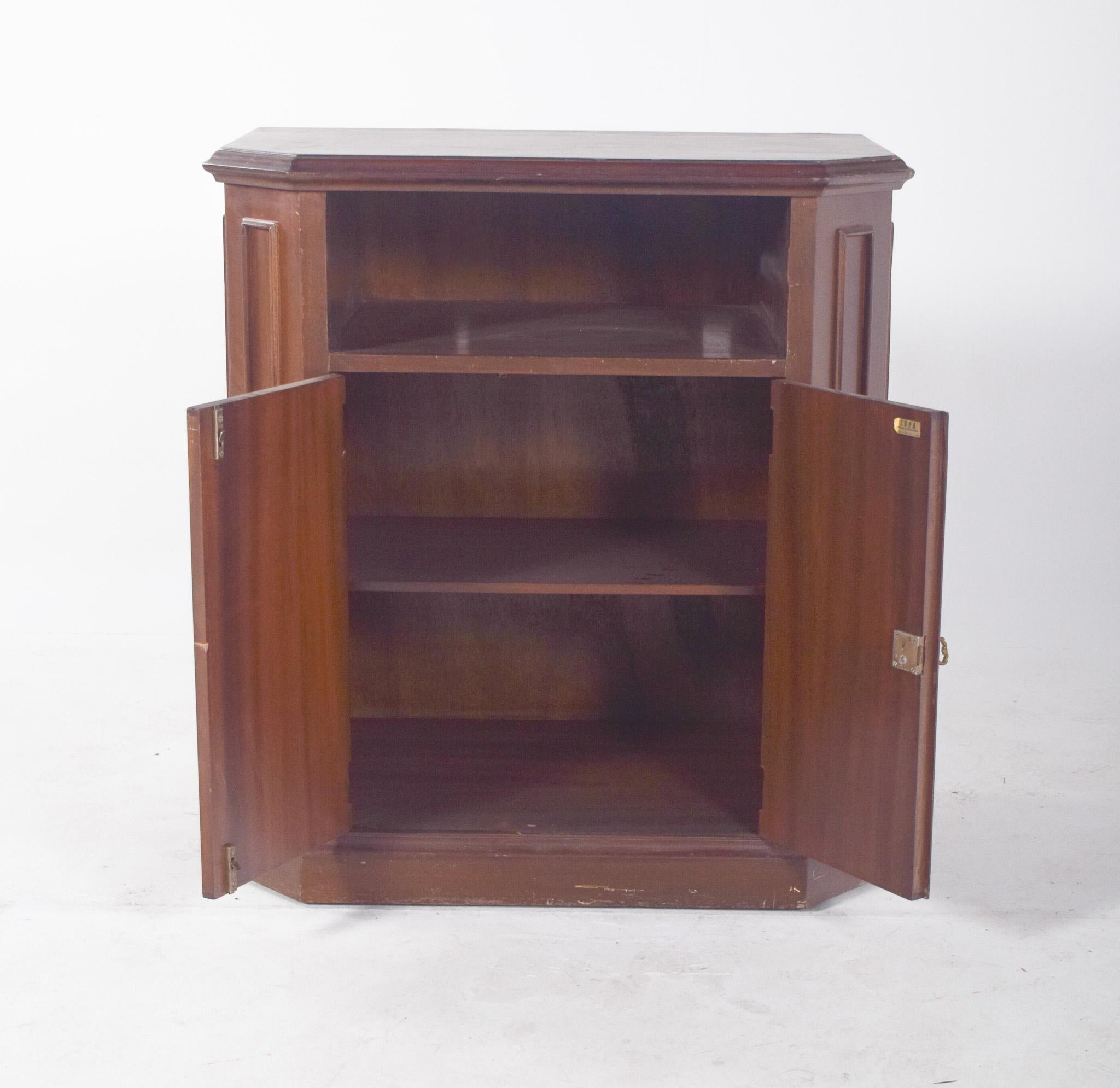 Legno Mobile TV portoghese in stile antico in Wood in vendita