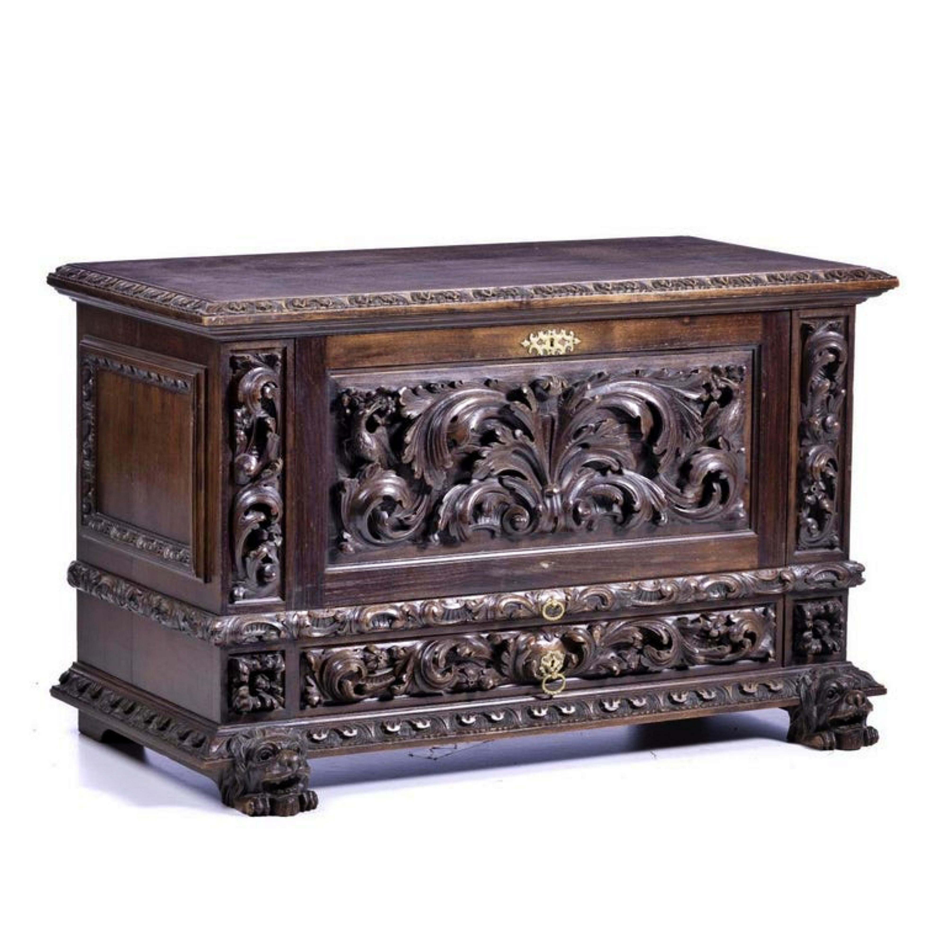Portuguese Ark
of the 19th century, in carved brown, decorated with plant motifs, feet with zoomorphic shape. 
Signs of use. 
Dim.: 73 x 119 x 57 cm.
Very good condition.