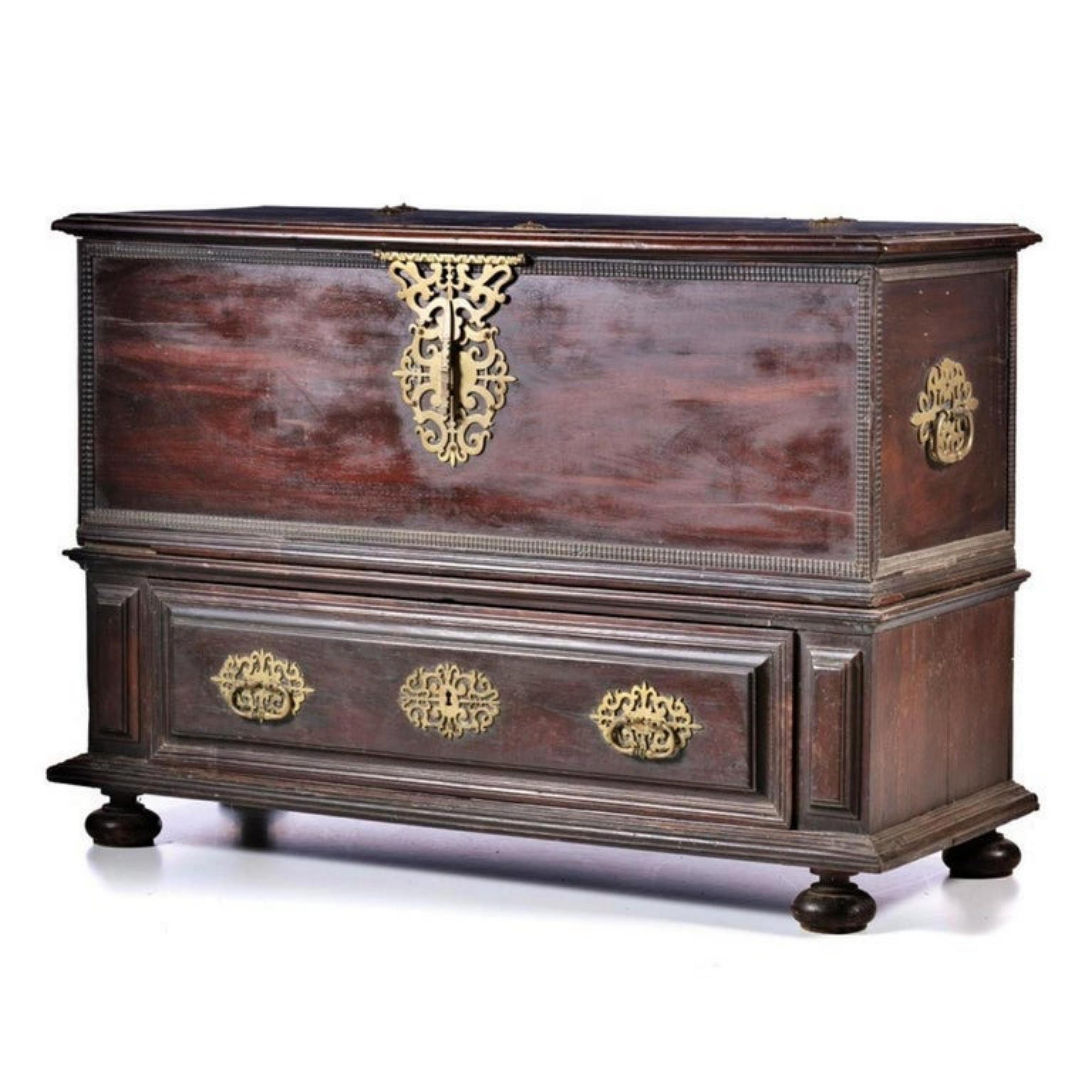 Portuguese ark of large dimensions from the 17th century
in vignetting wood with a drawer and metal fittings. 
Bronze fittings. 
Defects of the age 
Dimensions: 114 x 160 x 65 cm.

Very good condition.
  