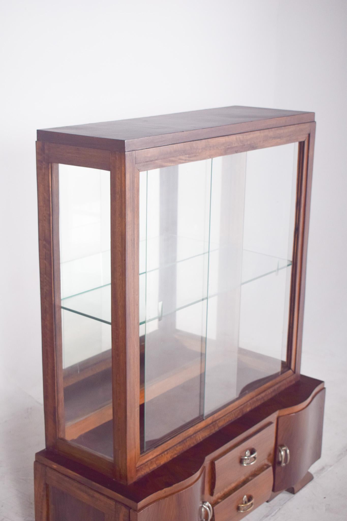 Portugiesischer Art-Déco-Vitrinenschrank (Glas) im Angebot
