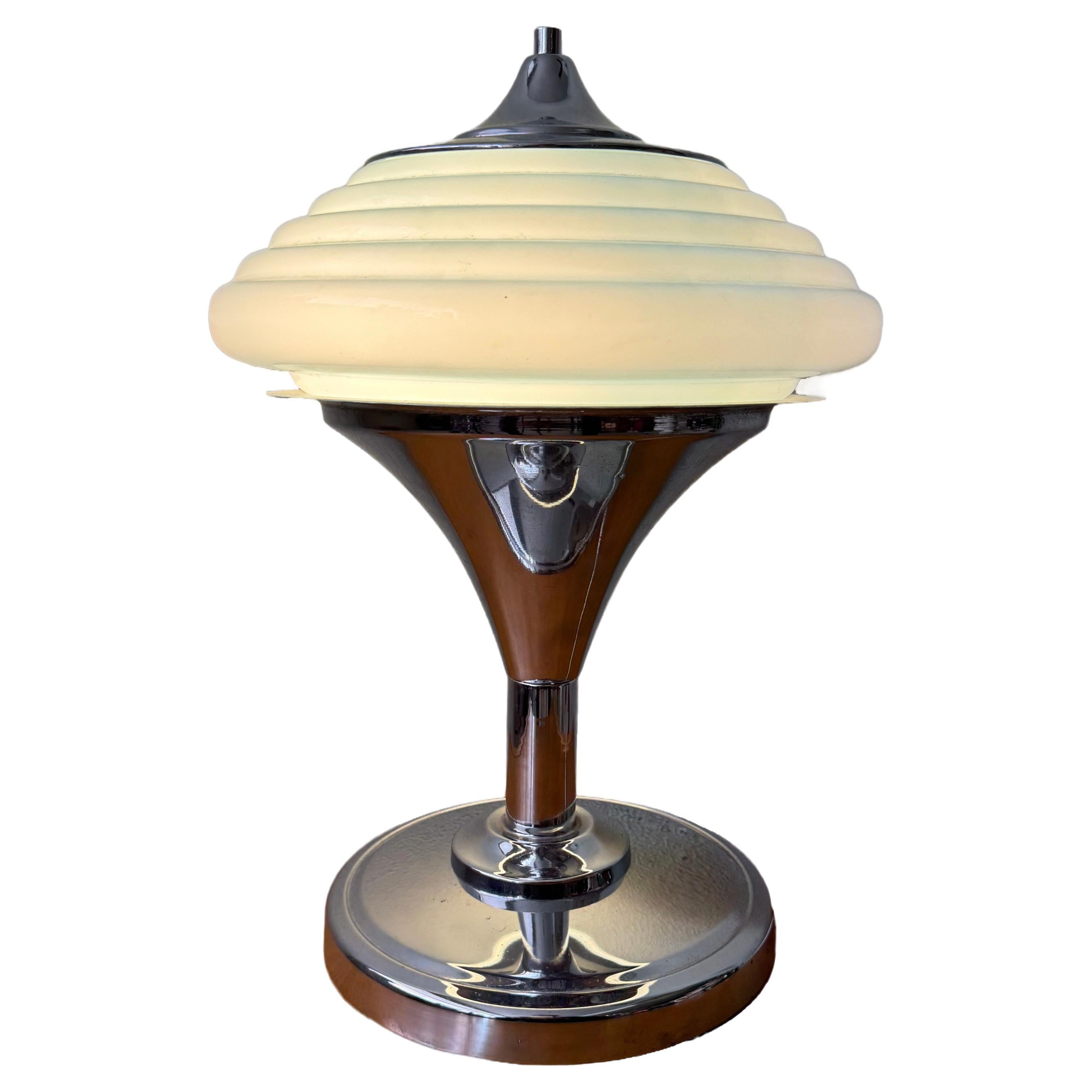 Diese atemberaubende portugiesische Art-Déco-Tischlampe aus den 1940er Jahren ist ein echtes Vintage-Schmuckstück. Die von Gaivota in Portugal entworfene und produzierte Leuchte verfügt über einen eleganten, konischen Sockel aus verchromtem Metall,