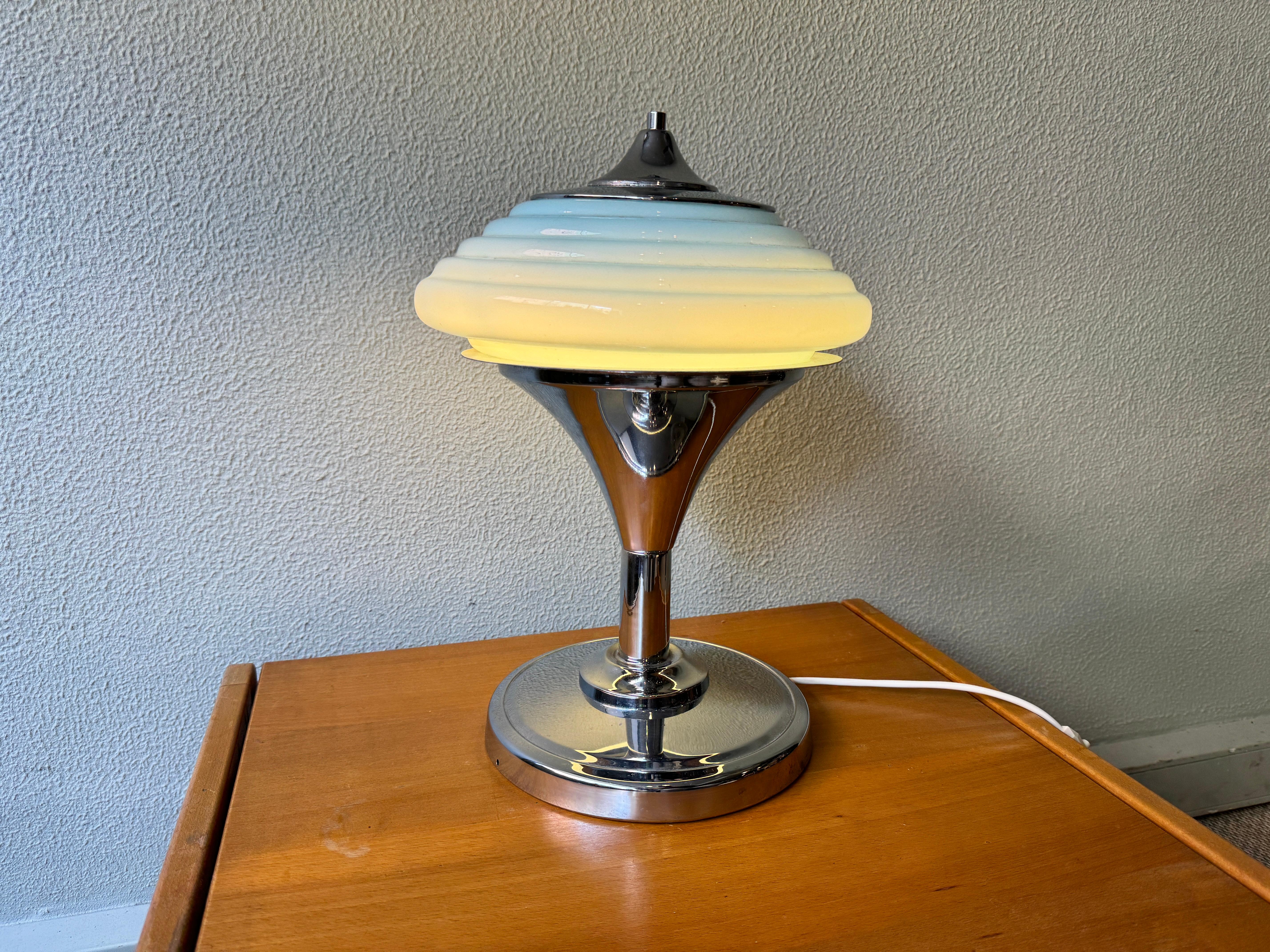 Portugiesische Art-Déco-Tischlampe aus Gaivota, 1940er Jahre (Opalglas) im Angebot