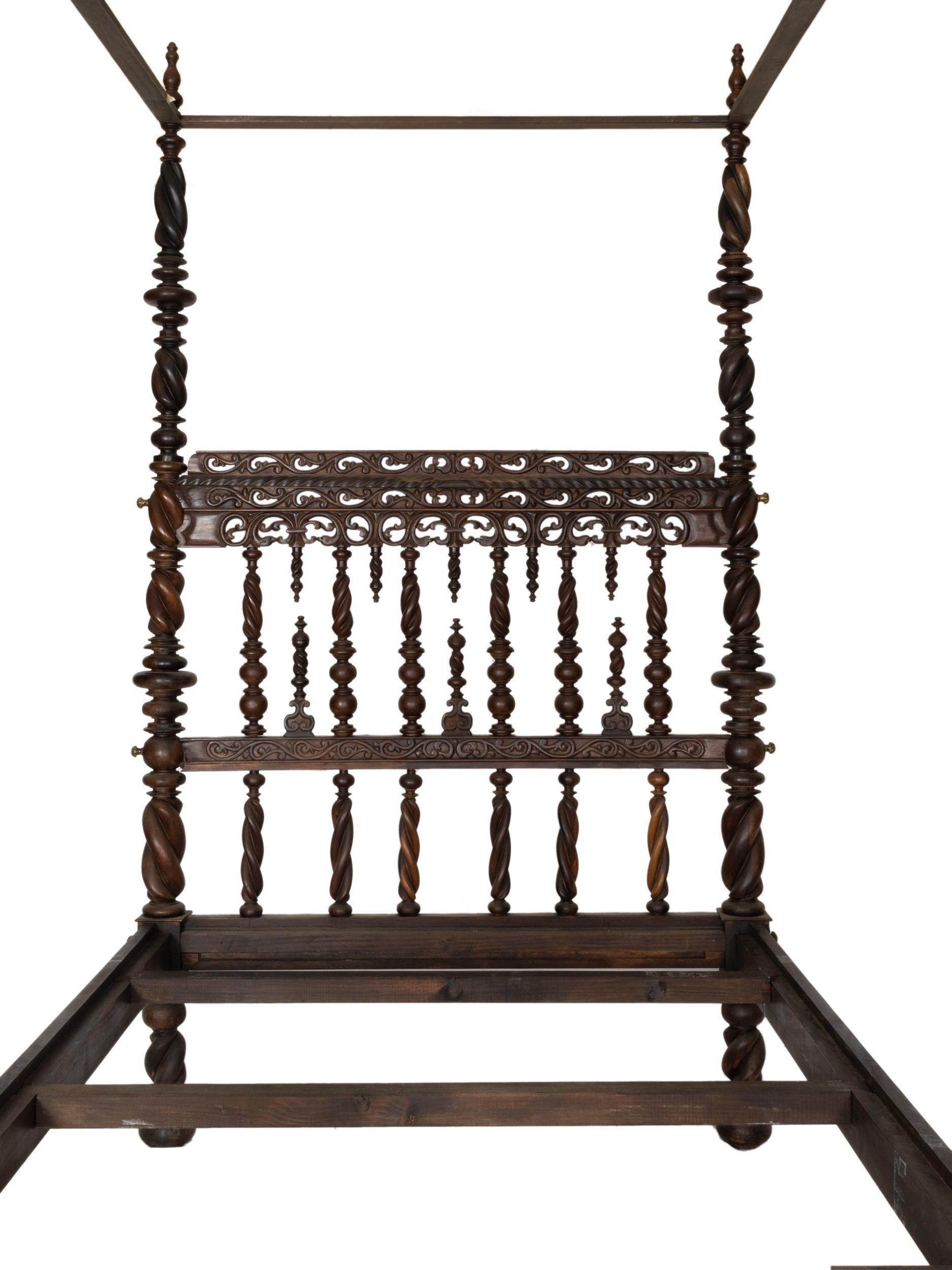 Portuguese Baroque Canopy Bed, 18th Century In Good Condition For Sale In Lisbon, PT