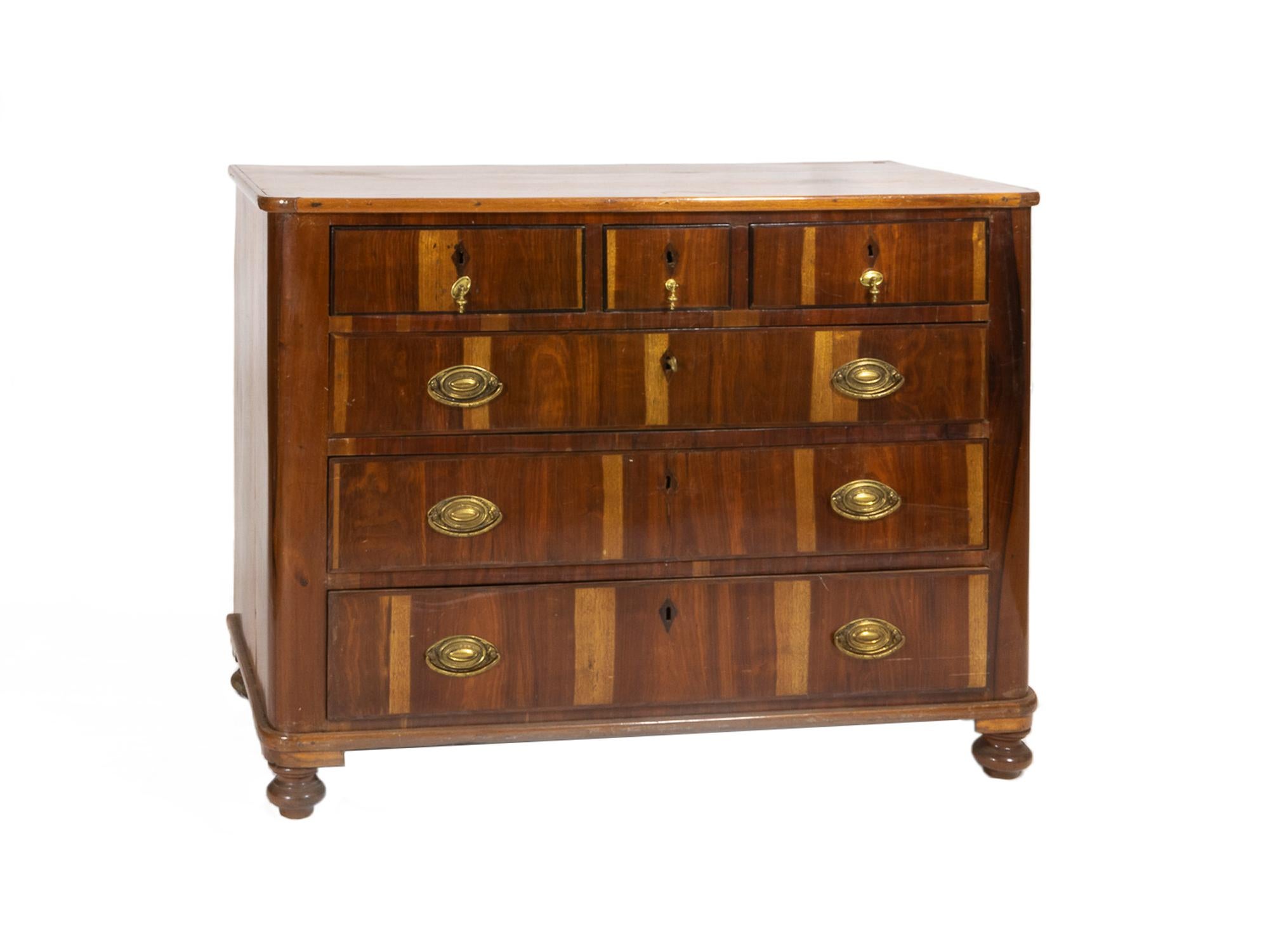 Questa cassettiera portoghese del XIX secolo presenta una squisita lavorazione artigianale dell'intarsio e accessori in metallo dorato che riflettono l'eleganza dell'epoca. Dispone di tre cassetti piccoli e tre cassetti grandi, per offrire un ampio