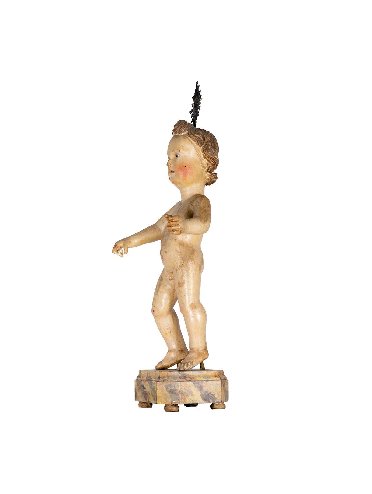 Sculpture baroque portugaise du XVIIIe siècle représentant l'Enfant Jésus, sculptée à la main dans du bois polychrome. Cette pièce religieuse datée entre 1770 et 1790, conserve ses yeux bleus sereins et ses joues doucement rougies.

D'une taille