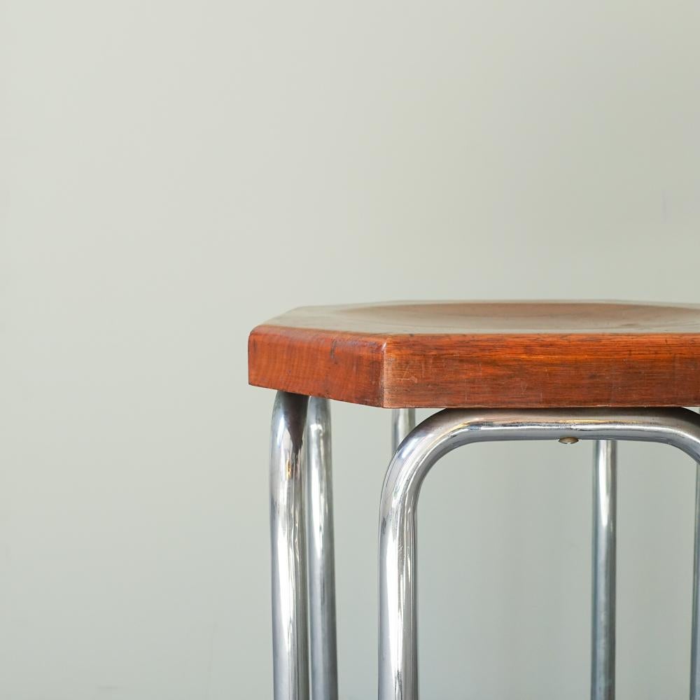 Taburete portugués Bauhaus de acero tubular y madera de Fábrica Portugal Años 30 en venta 4