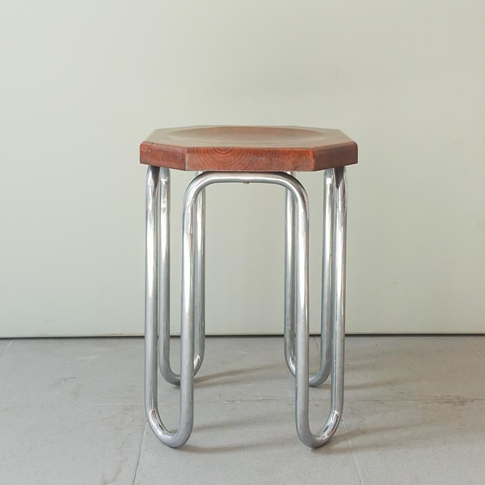 Ejemplo temprano del diseño modernista portugués, este pequeño taburete fue producido por Fábrica Portugal en la década de 1930 y refleja las líneas limpias y el espíritu funcional del movimiento Bauhaus. La pieza presenta un asiento de madera