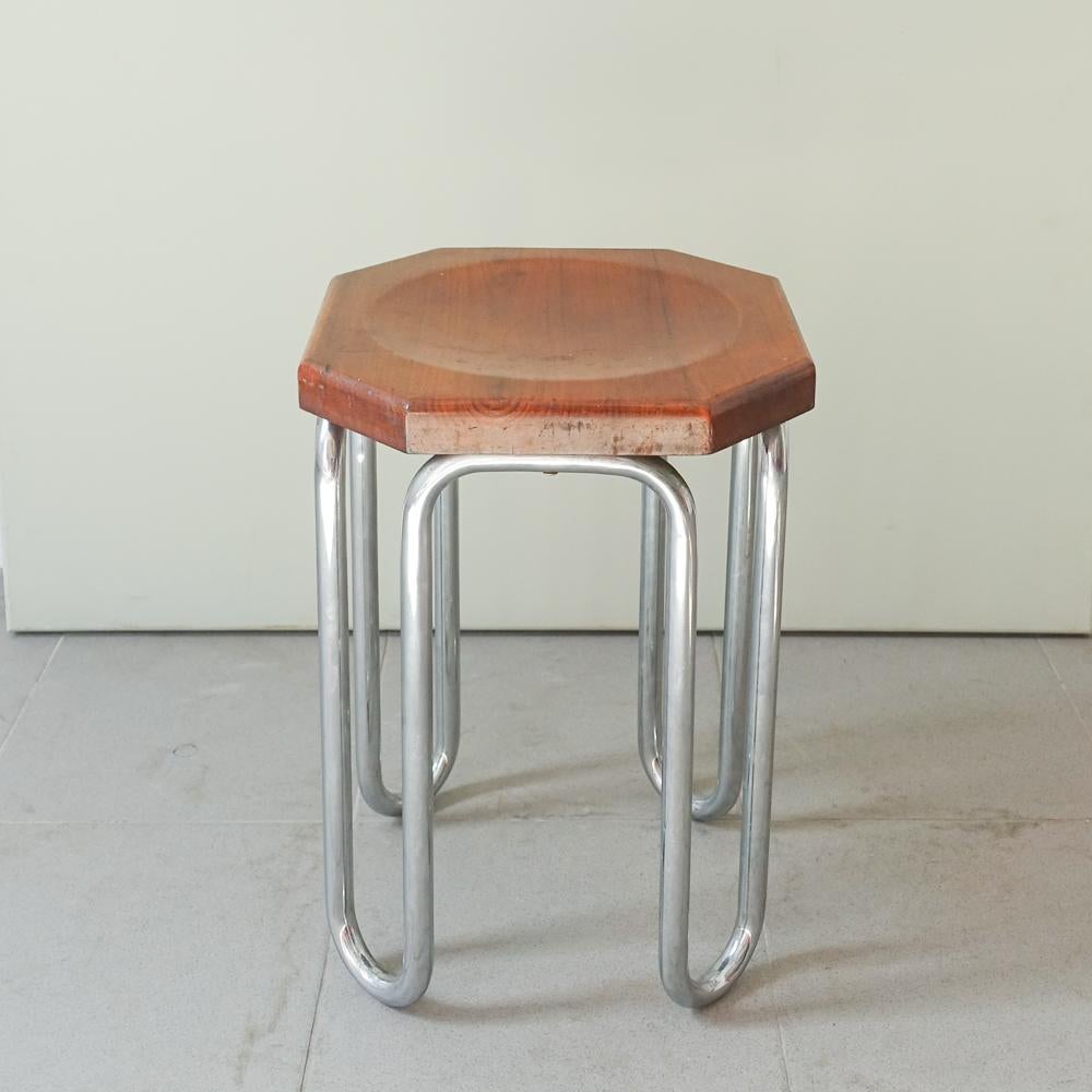 Taburete portugués Bauhaus de acero tubular y madera de Fábrica Portugal Años 30 mediados del siglo XX en venta