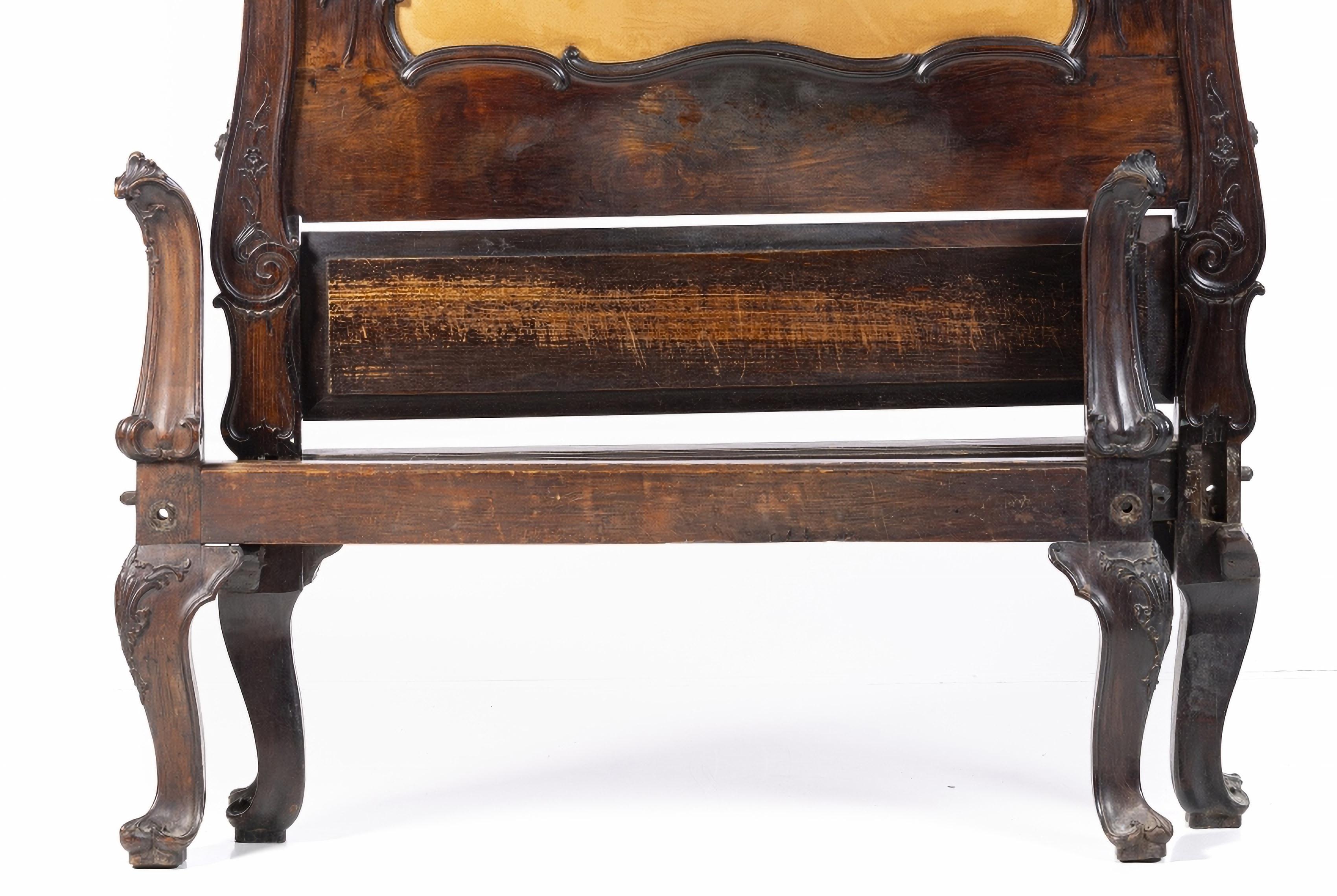 LIT PORTUGAIS D. JOSÉ 18e siècle

en bois de rose sculpté.
Dossier avec médaillon central garni de tissu damassé. 
Petits défauts. 
Dim. : 194 x 120 x 197 cm.
bon état de conservation