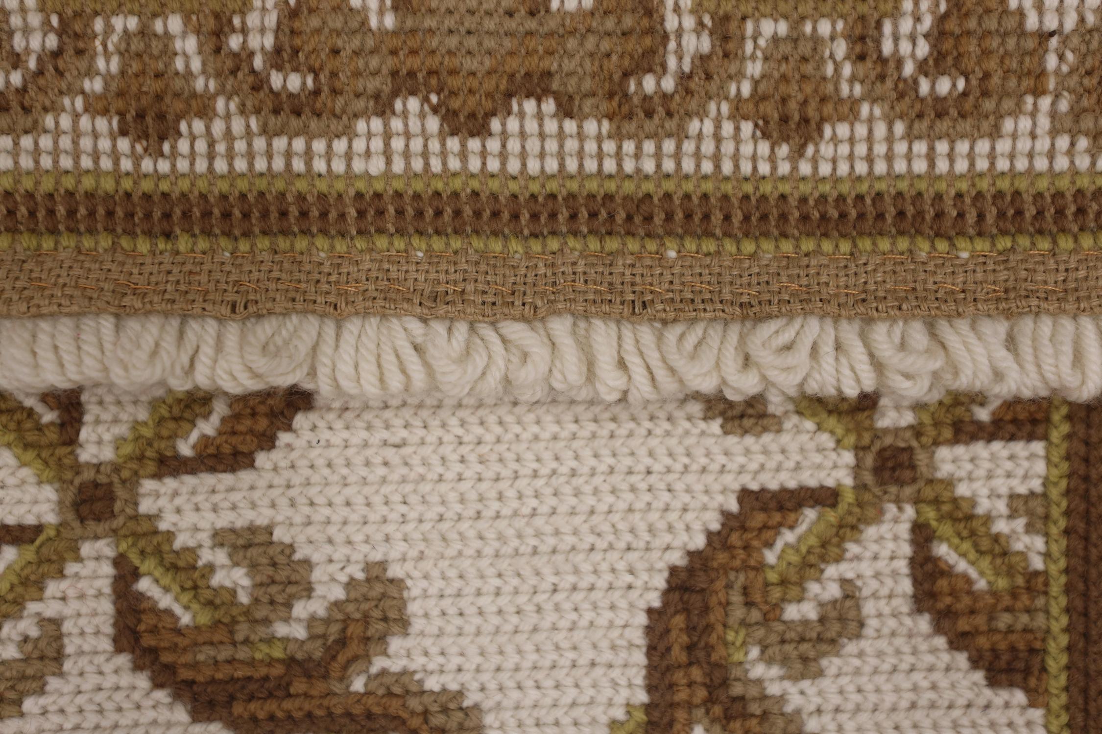 Portuguese Beige Cream Needlepoint Rug Hand Woven Traditional Carpet In Excellent Condition For Sale In Hampshire, GB