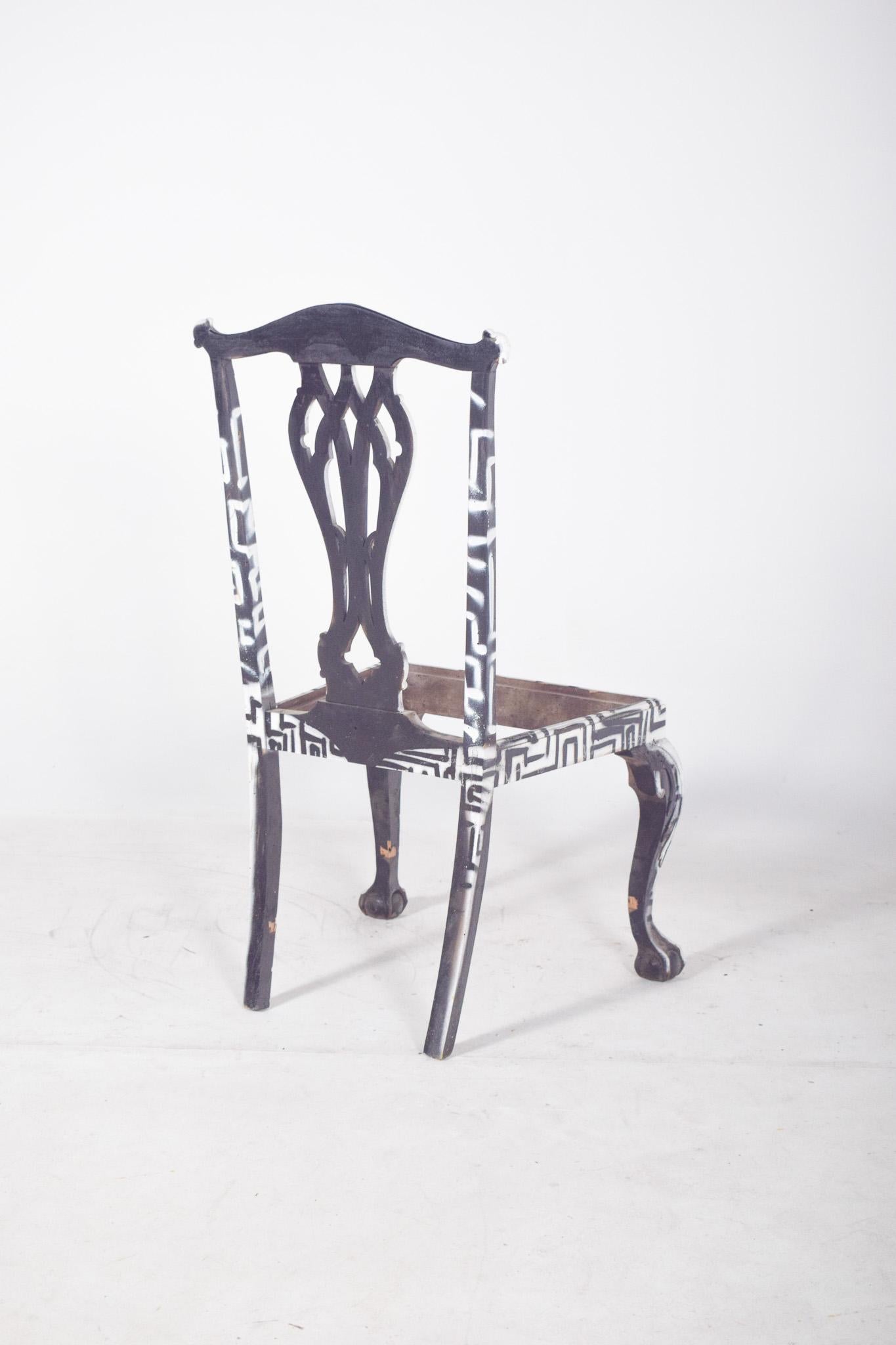 Peint à la main Chaise portugaise peinte en noir et blanc par Francisco Camilo en vente