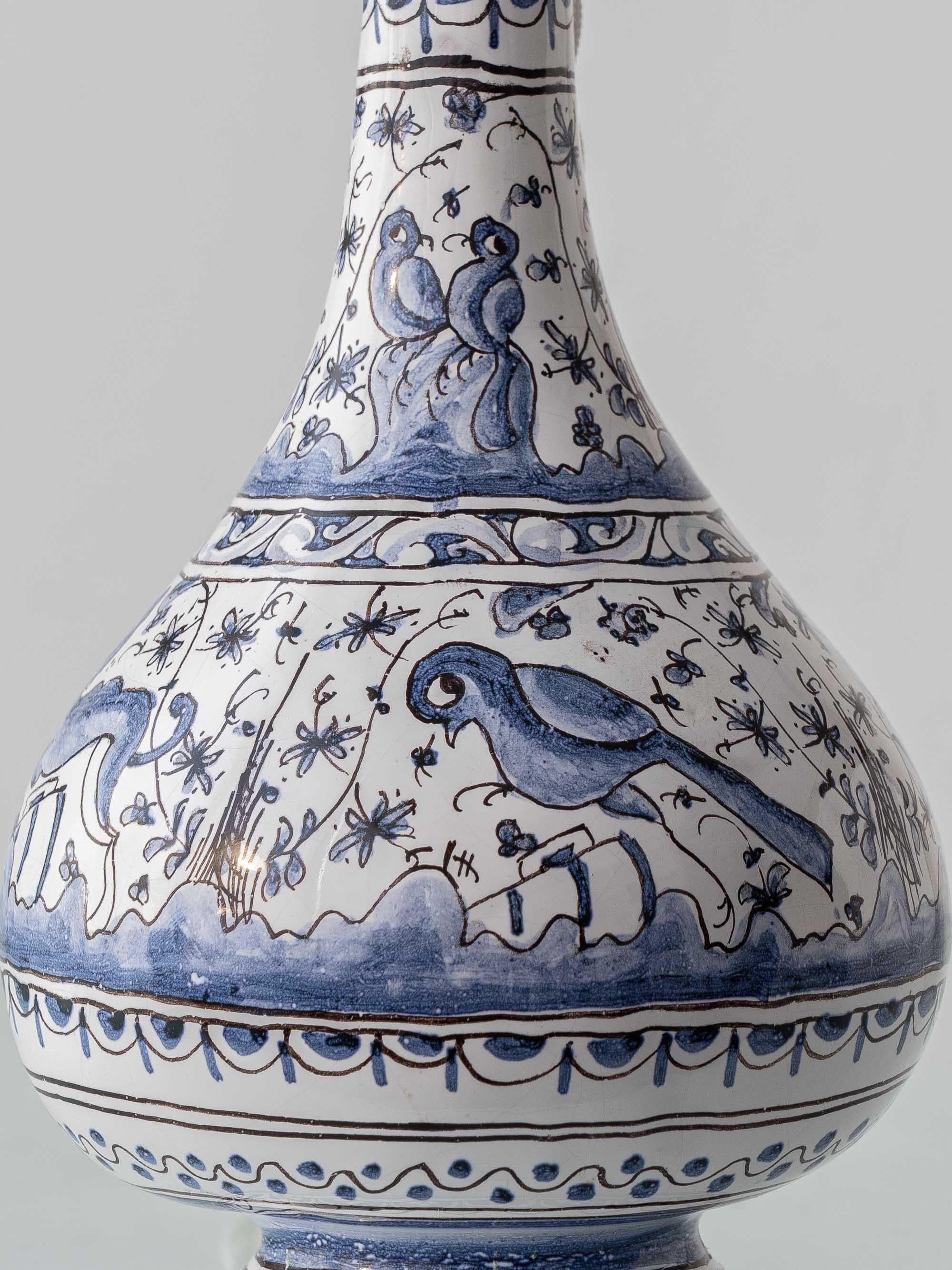 Lampe de table portugaise en céramique bleue et blanche avec motifs d'animaux peints à la main en vente 2