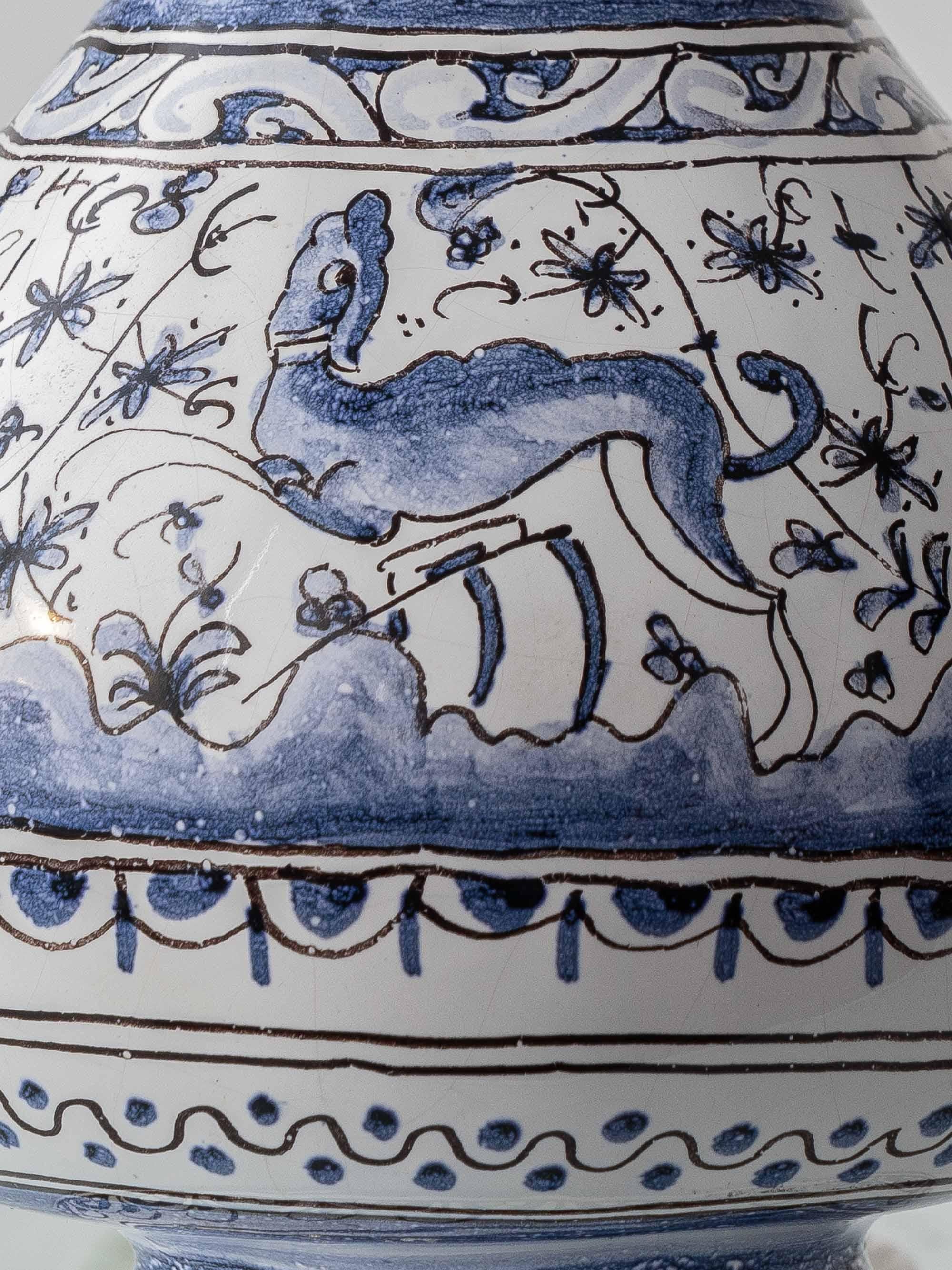 Lampe de table portugaise en céramique bleue et blanche avec motifs d'animaux peints à la main en vente 4