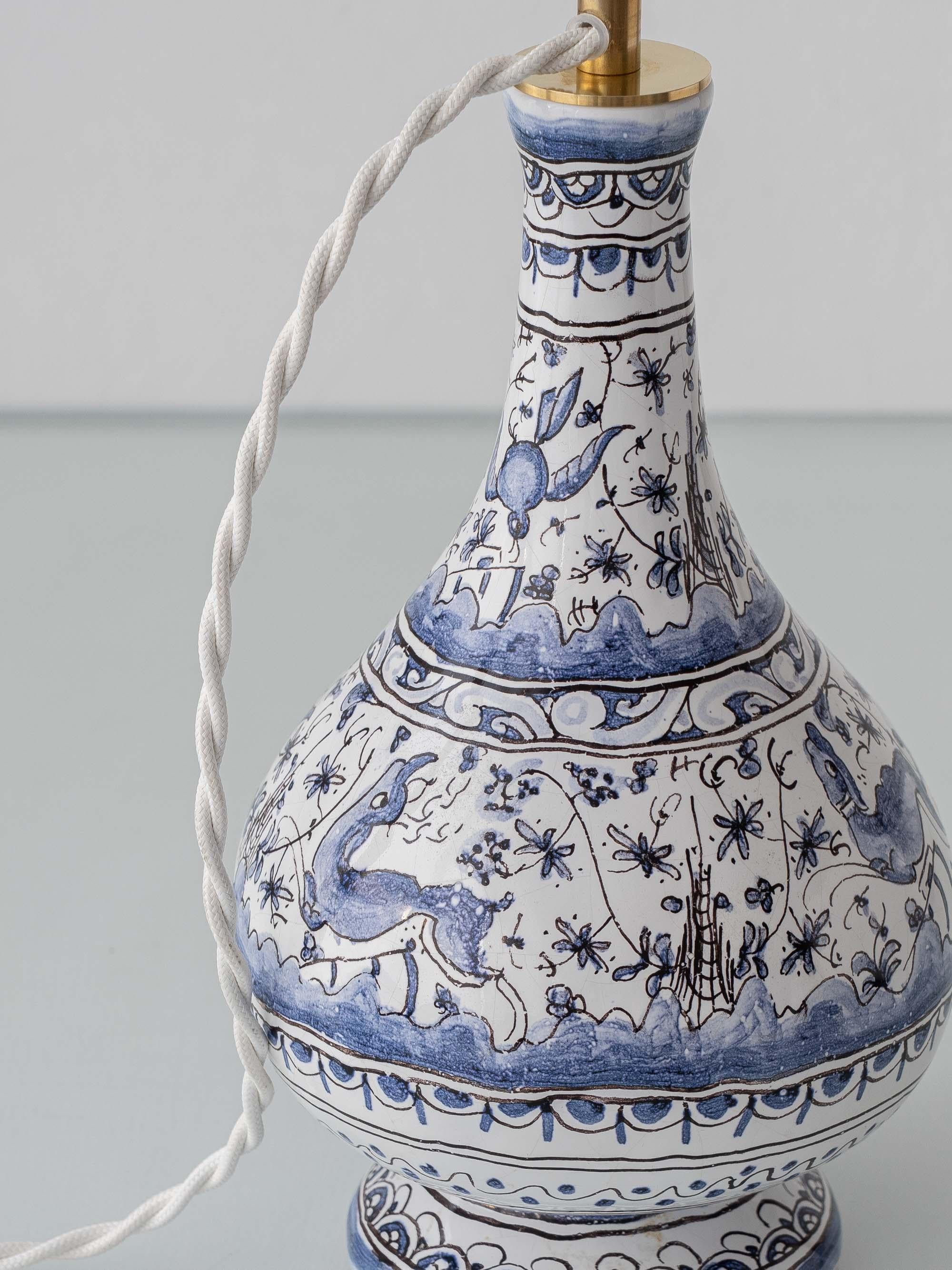 Lampe de table portugaise en céramique bleue et blanche avec motifs d'animaux peints à la main en vente 5