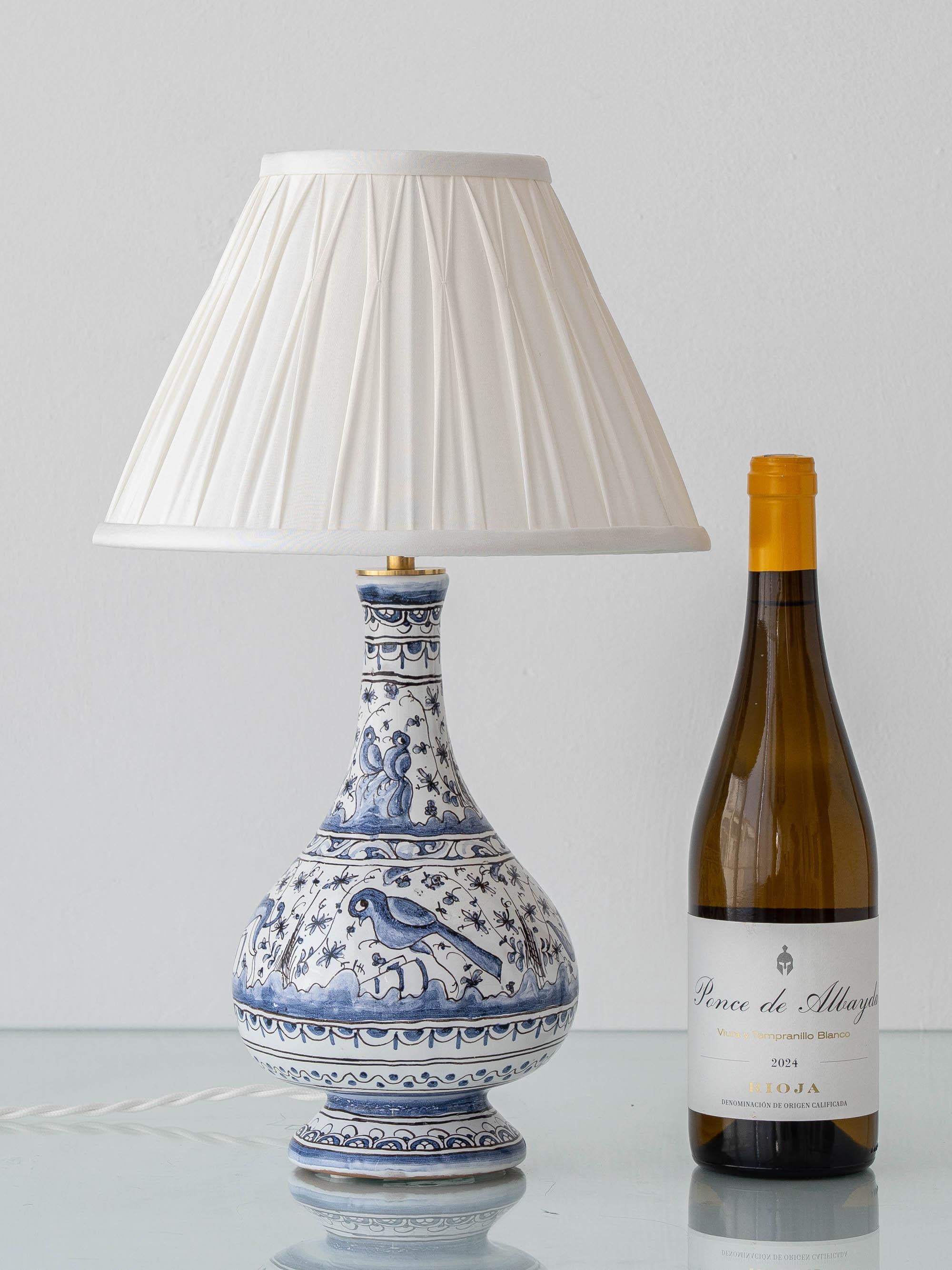 Chinoiseries Lampe de table portugaise en céramique bleue et blanche avec motifs d'animaux peints à la main en vente