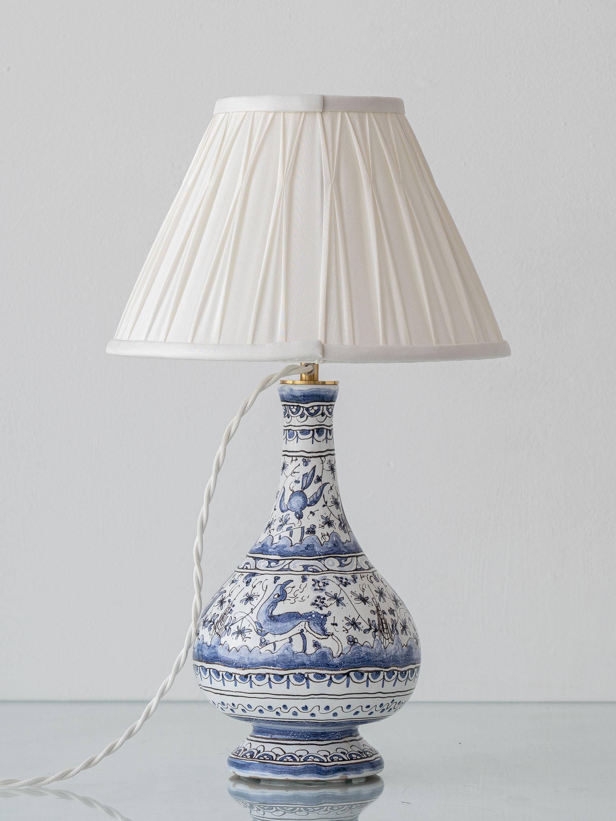 Portugais Lampe de table portugaise en céramique bleue et blanche avec motifs d'animaux peints à la main en vente